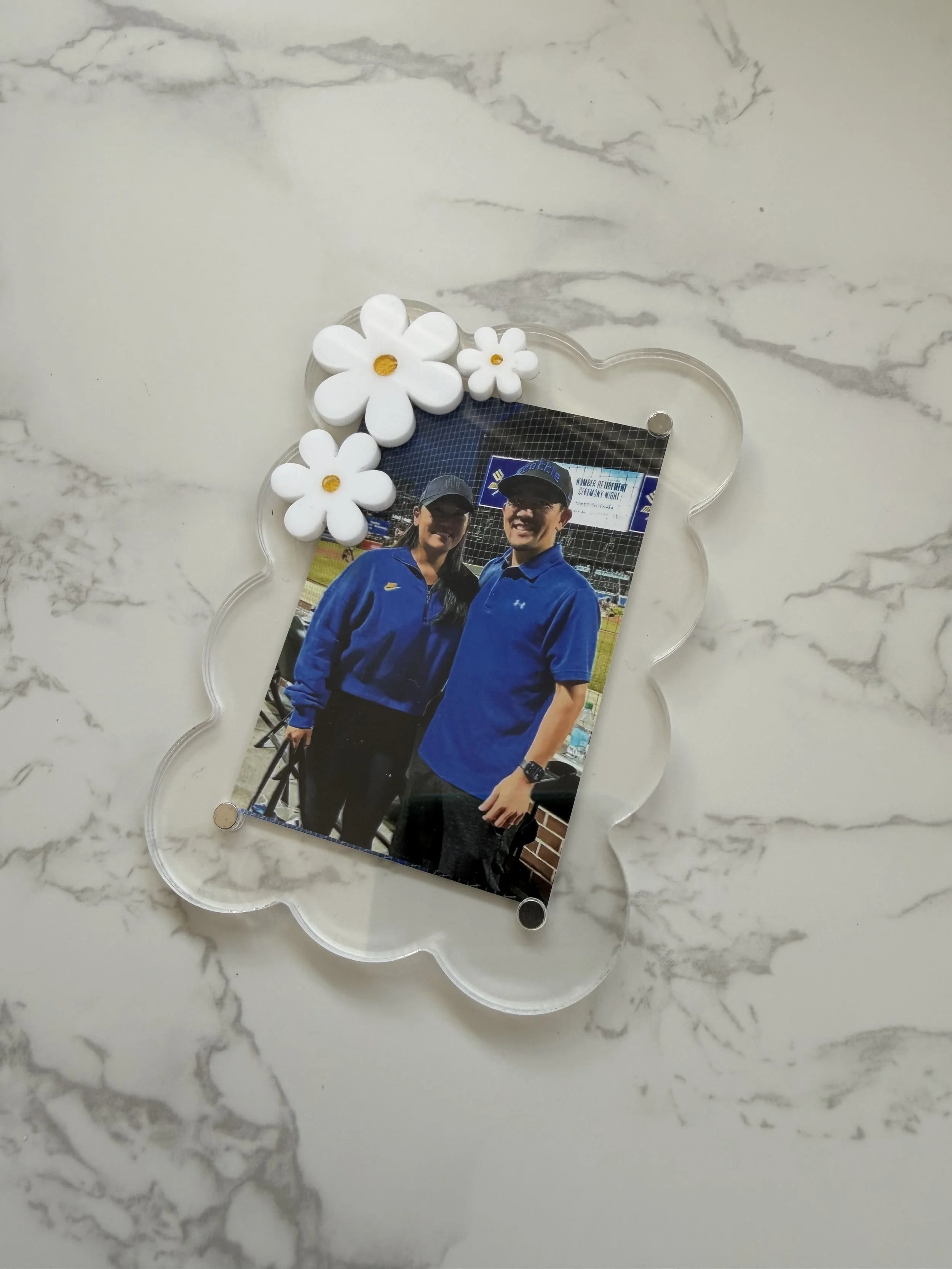 Scalloped Daisy Magnetic Photo Frame