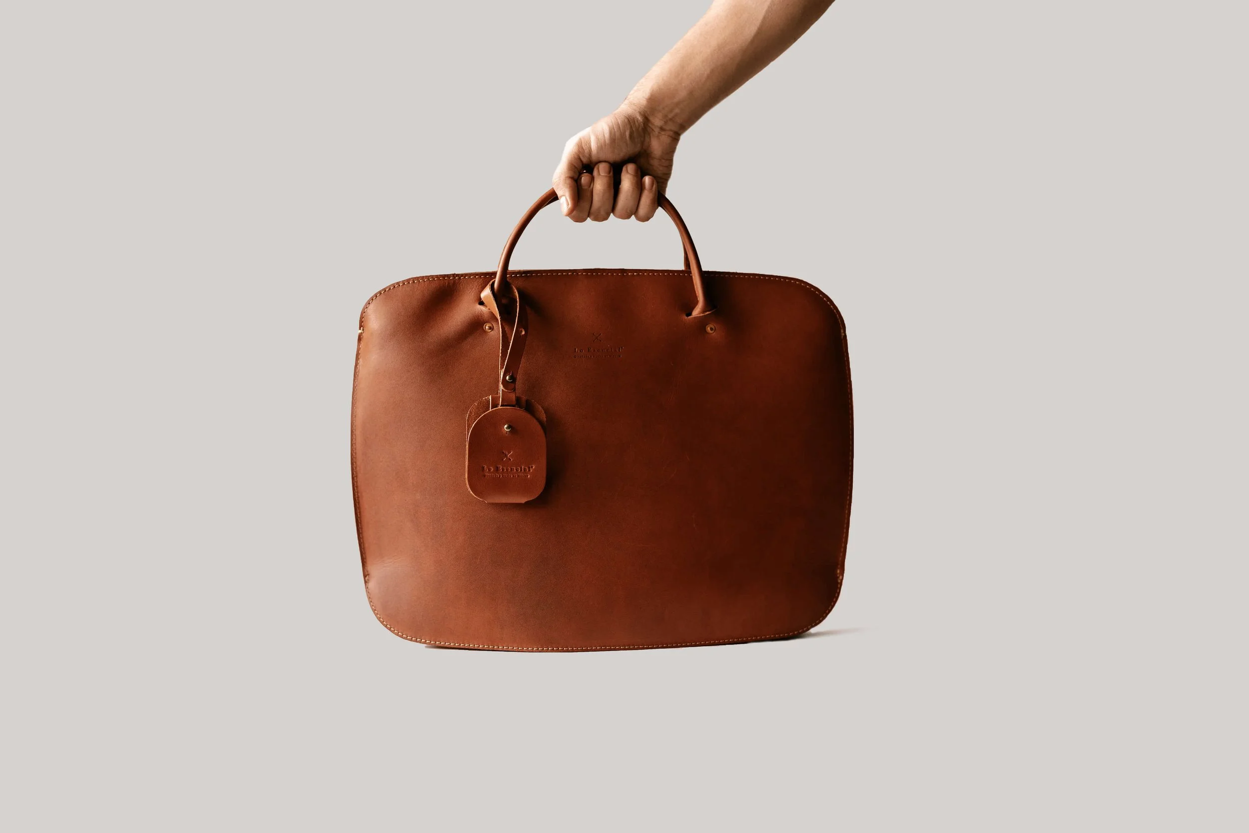 CASE_FOLIO_Front_hand.jpg