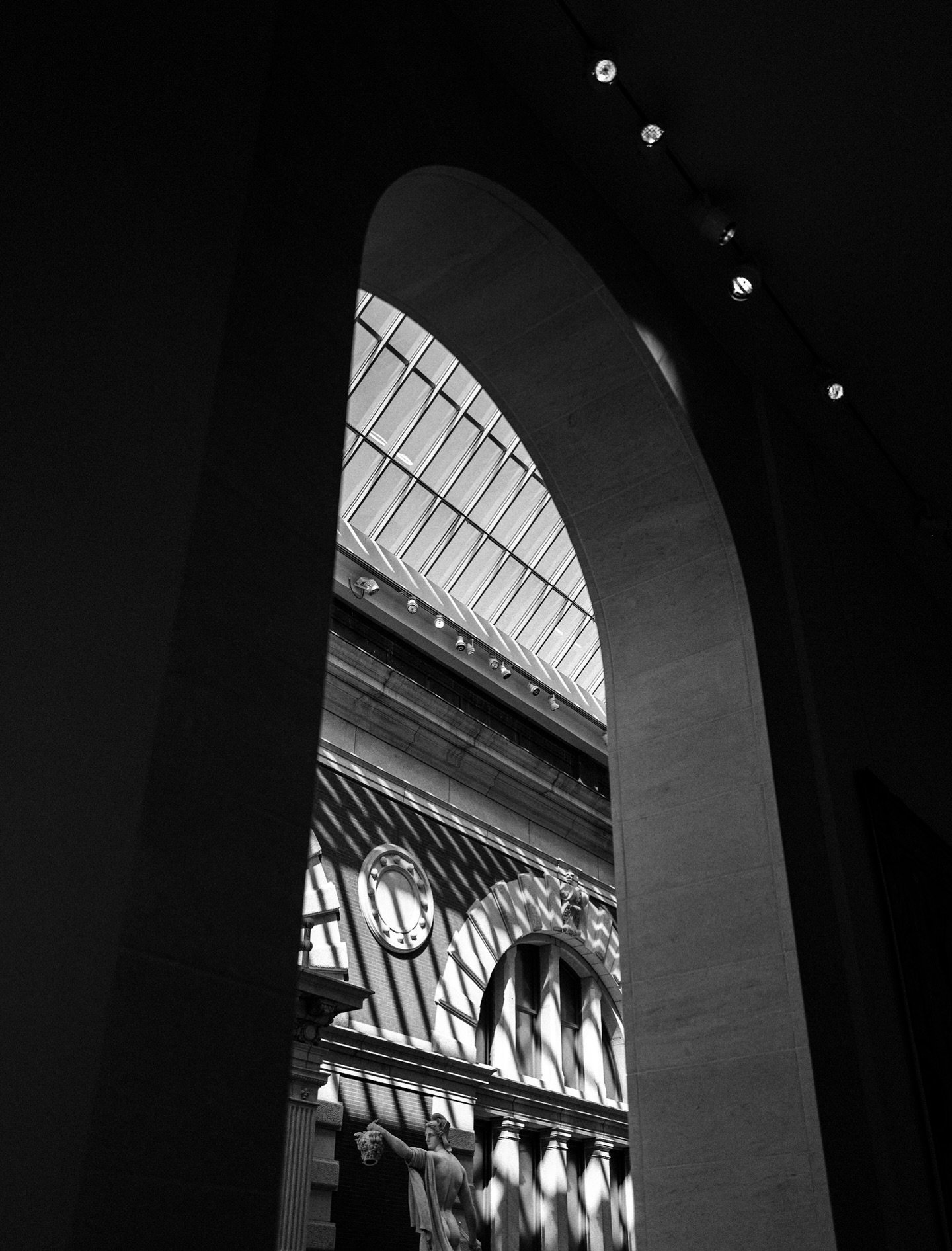 𝑁𝑌𝐶. 𝑐𝑜𝑚𝑖𝑛𝑔 𝑓𝑜𝑟 𝑦𝑜𝑢. ❣︎
.
.
.
#nyc #newyork #themet #bwstreetphotography #bwphotography #leica #leicacamerausa #leica_world #leicastreetphotography