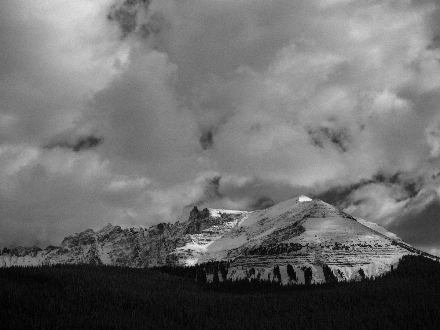 𝑠𝑎𝑢𝑑𝑎𝑑𝑒 &bull; (𝑛) (𝑃𝑜𝑟𝑡𝑢𝑔𝑢𝑒𝑠𝑒) &bull;
a deep emotional state of nostalgic or profound longing for someone who is absent - with the understanding that the love remains, even if they do not.

The mountains have always known how to ho