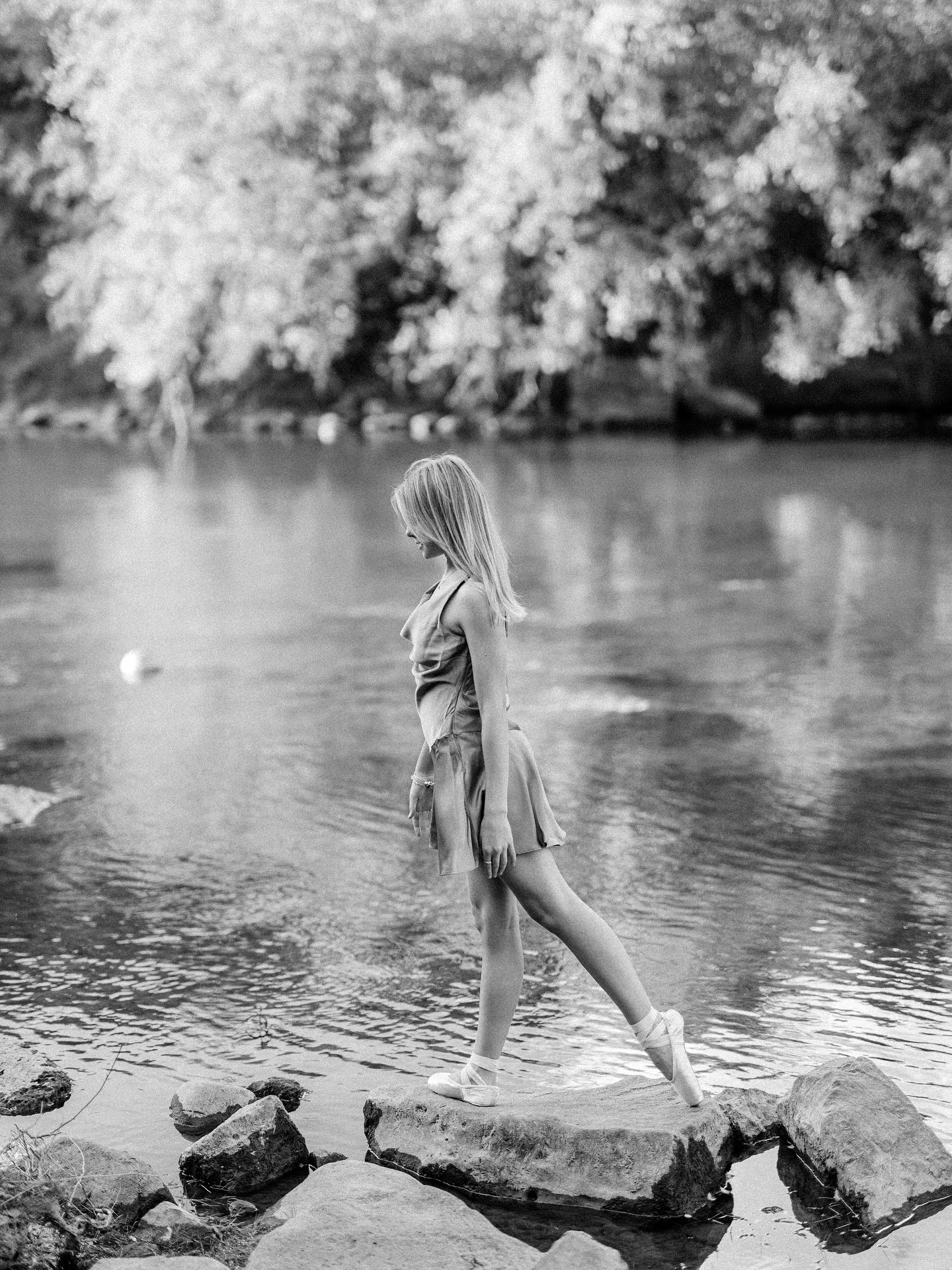 𝑎𝑛𝑦𝑎&bull; 𝑣𝑜𝑙𝑢𝑚𝑒 𝑜𝑛𝑒 &bull; 𝑐ℎ𝑎𝑝𝑡𝑒𝑟 l &bull; &hearts;︎
❣︎ 𝑙𝑖𝑔ℎ𝑡 ❣︎
.
.
.
.
.
.
.
#classof2026 #photography #fujifilm #blackandwhitephotography #photographer #bwphotography #blackandwhitephoto #lightlover #lightchaser  #fuji #f