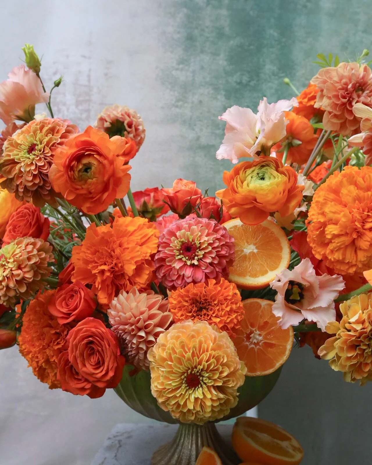 🍊The juciest palette for this Italian themed wedding this past weekend 

Flowers @beautifywithflowers @holexusa @whitebarnfarmers 
Vessel @accentdecorinc 
Bride @aileensavino 
Planner @lovelacedesignevents 

#summerweddings #orangeflowers #italianwe