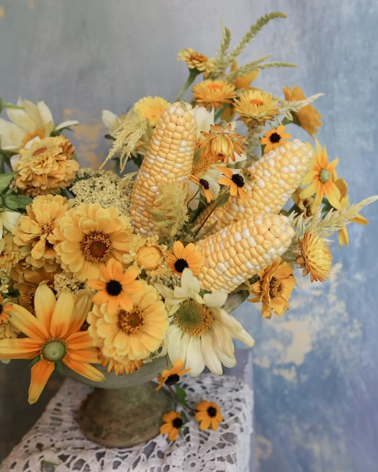 When August whispers September&rsquo;s name&hellip;🌽🌞🌼🌾

Compote: @campodefioriusa
Flowers &amp; Produce: @whitebarnfarmers

#floristsreview #floraldesigns #floraldesign #seasonalarrangement #harvestseason #neutralaesthetic #summersend #autumndre