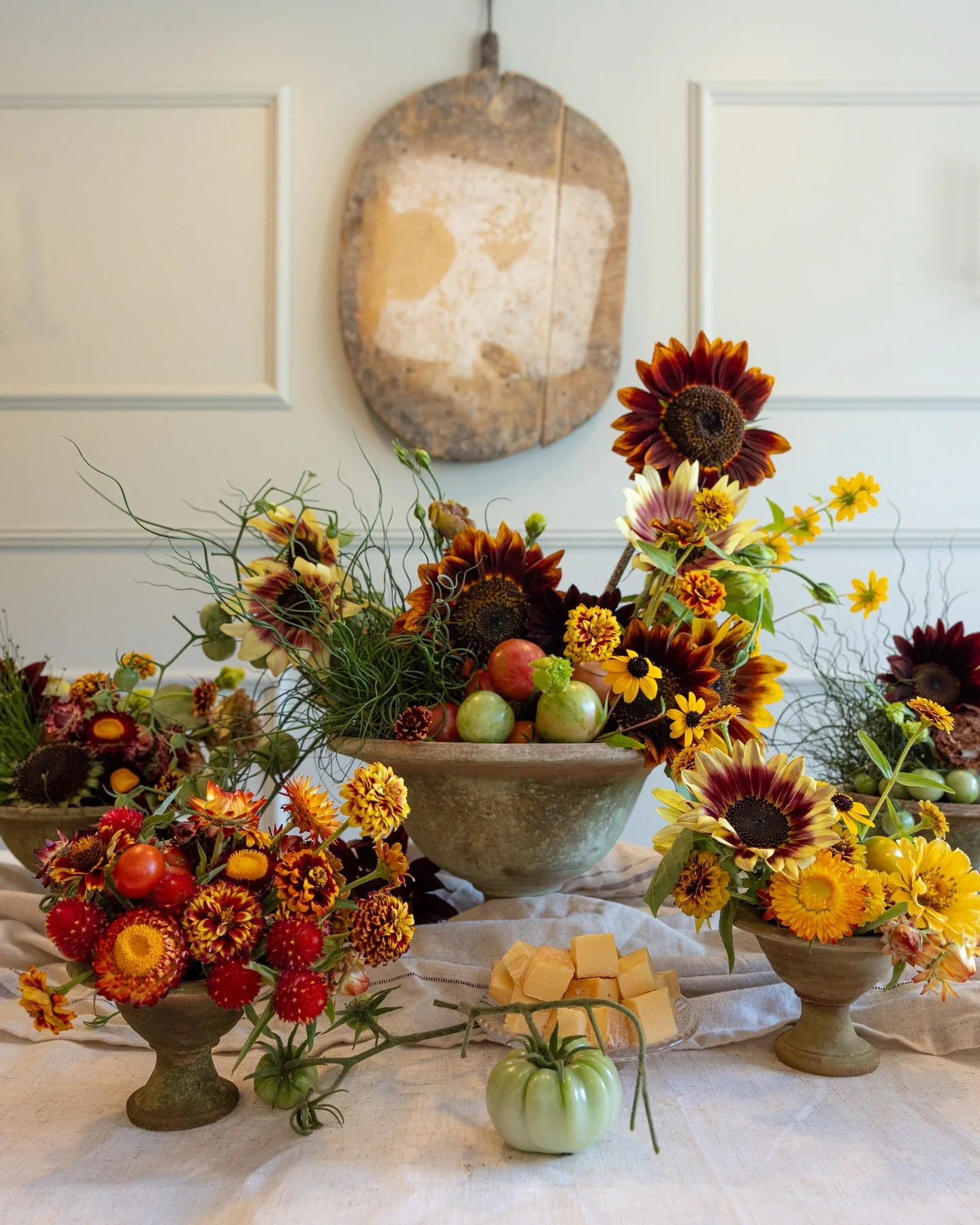 🍅🧀From vine to vessel to table featuring the seasons best 

Designing a table that feeds both your eyes and your appetite with @jg_charcuterie 

Seasonal stems and produce via @whitebarnfarmers