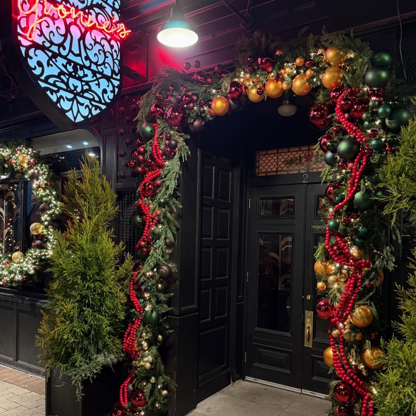 ❤️Yvonne's Entrance to Christmas 🌲💋

With the Christmas queen @courtmyers