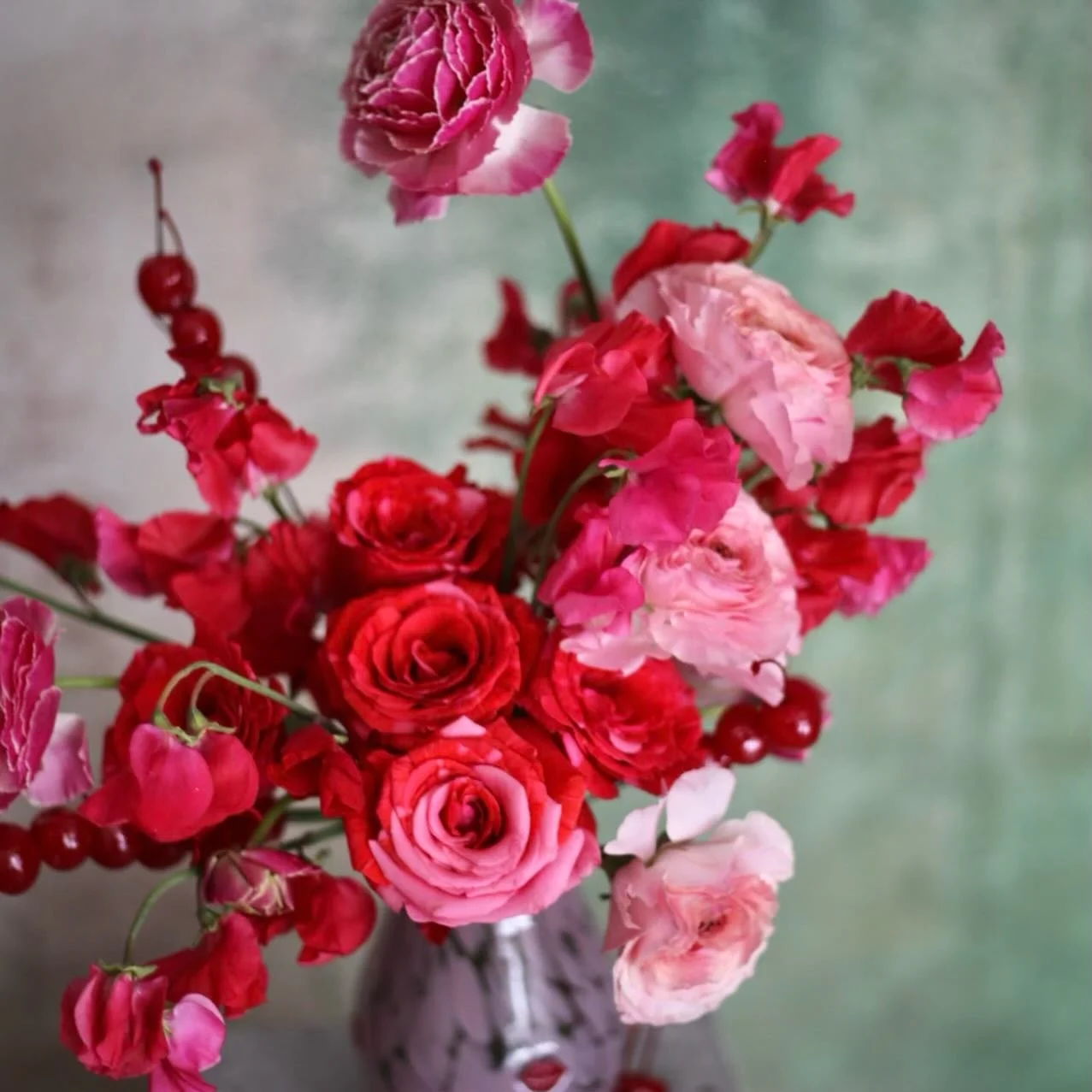 🍒&hearts;️ cherries, sweet pea and ranunculus 🍒🌹 

Vessel @anthro_boston 
Flowers @virgil_greenhouses