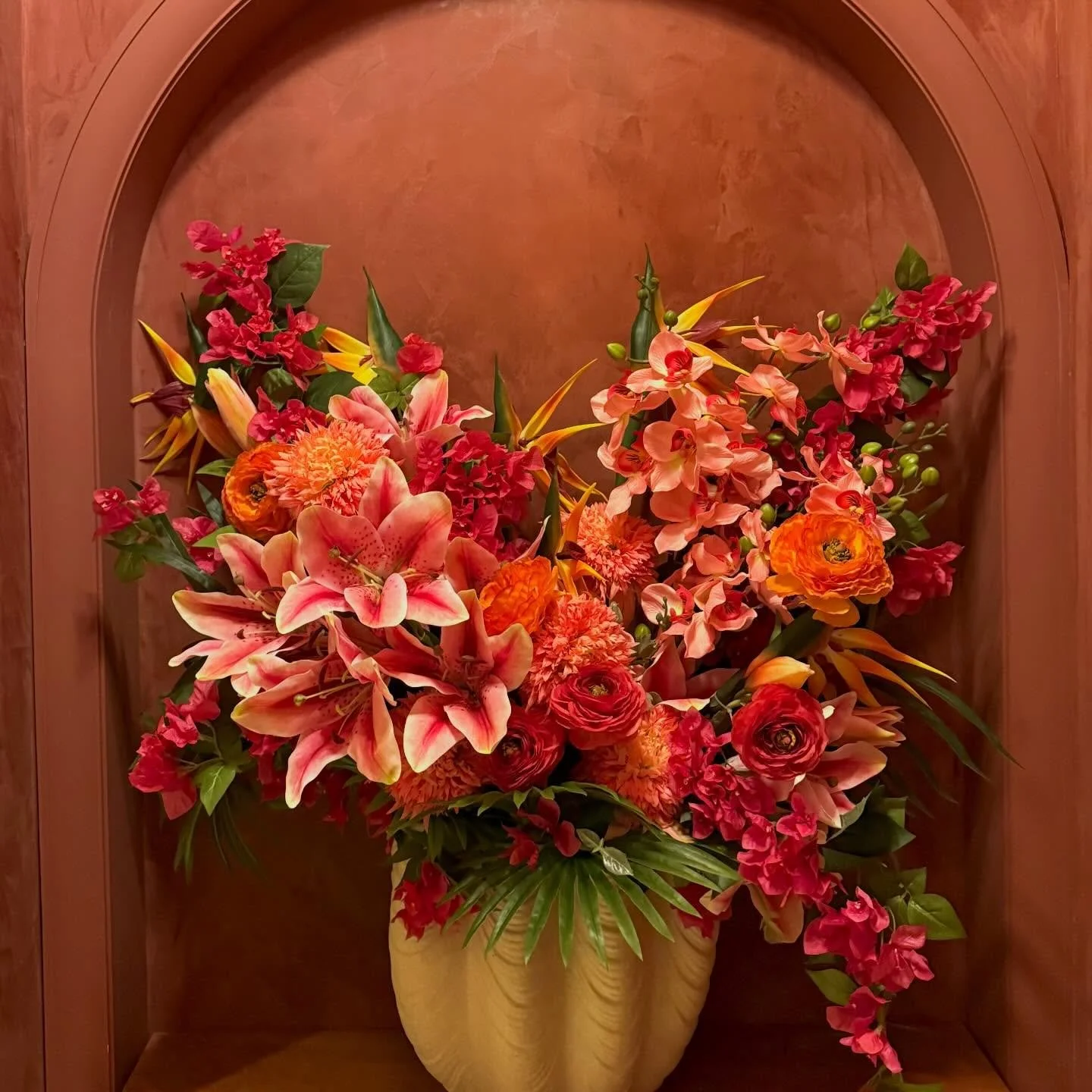 A little moment of tropical heat 🌺 at My Girl
Layers of coral, flame, and sunset tones dancing in this sculptural beauty