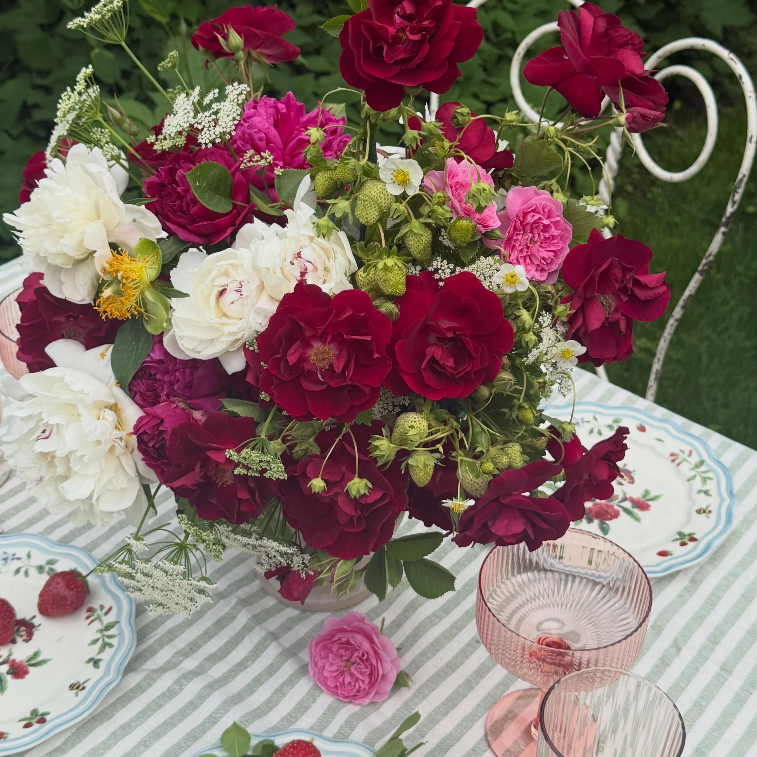 🍓🌹Nature is my muse. From fruit to flower, every season offers its own inspiration.

Vessel @accentdecorinc
Flowers @whitebarnfarmers
Dinnerware @anthro_boston