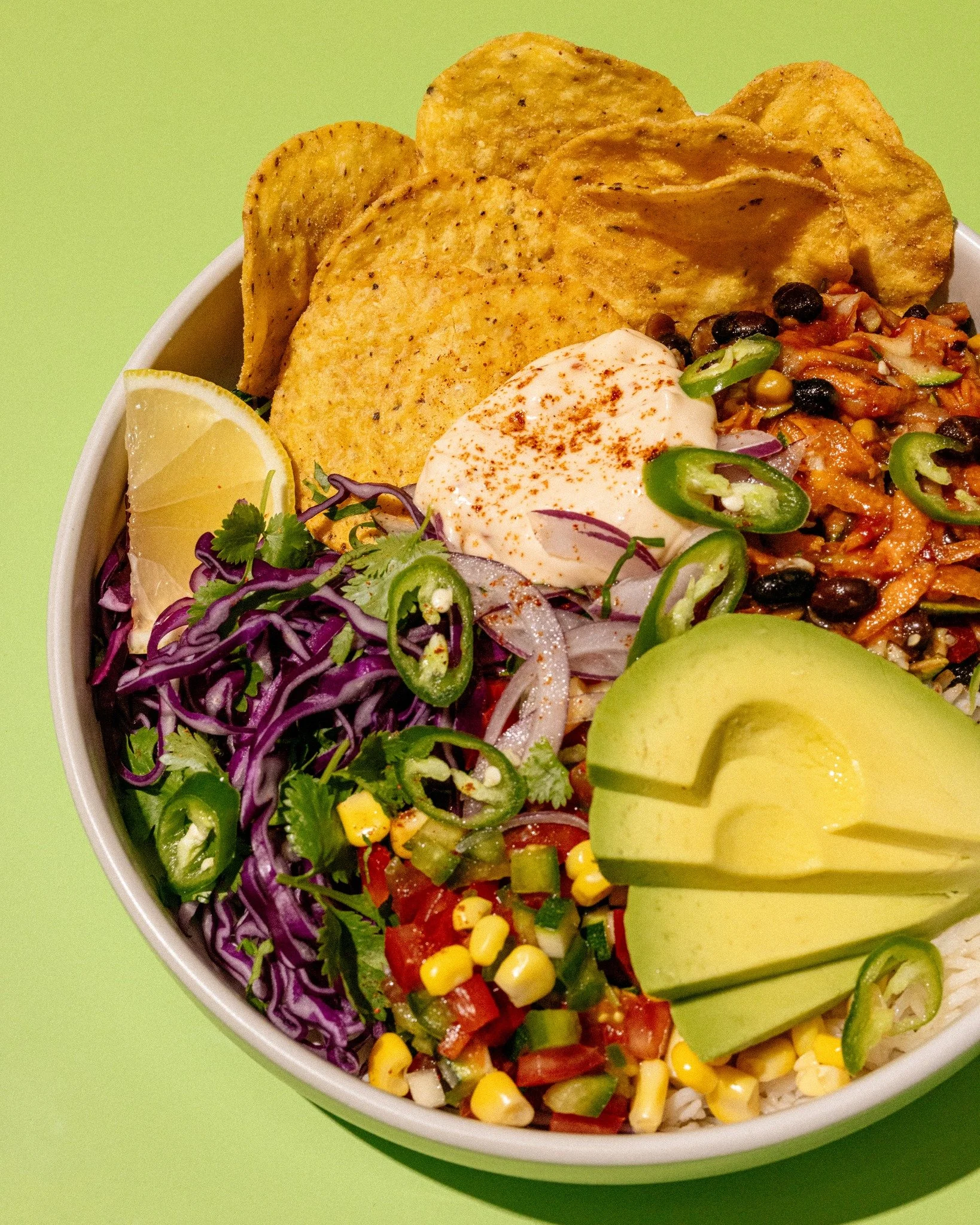 Say hola to this epic burrito bowl! 🌯✨ Start with fluffy rice, then pile on vege bean nacho mix, crunchy slaw, fresh salsa, red onions, and creamy avo. Feeling bold? Add fresh chilli! 🔥 Finish with a smoky swirl of paprika sour cream, scoop with Me