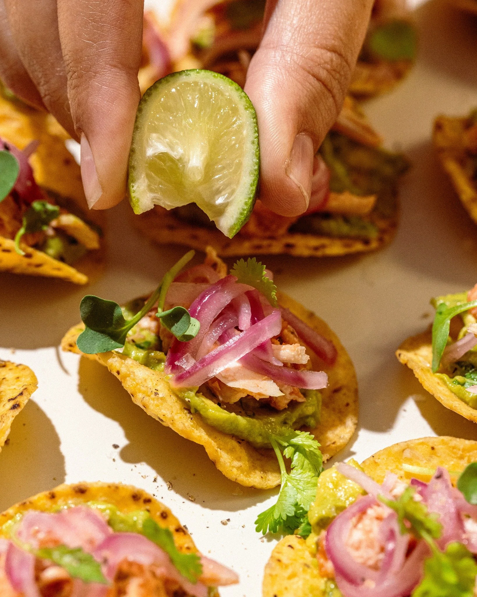 Grab your Mexicano Corn Chips, slather on that smashed avo, and pile up the spicy tomato-pulled chicken! 🌶️✨ Top it off with pickled onions, fresh herbs, and a zingy squeeze of lime. These flavour-packed Tostada Bites are little pieces of fiesta fun