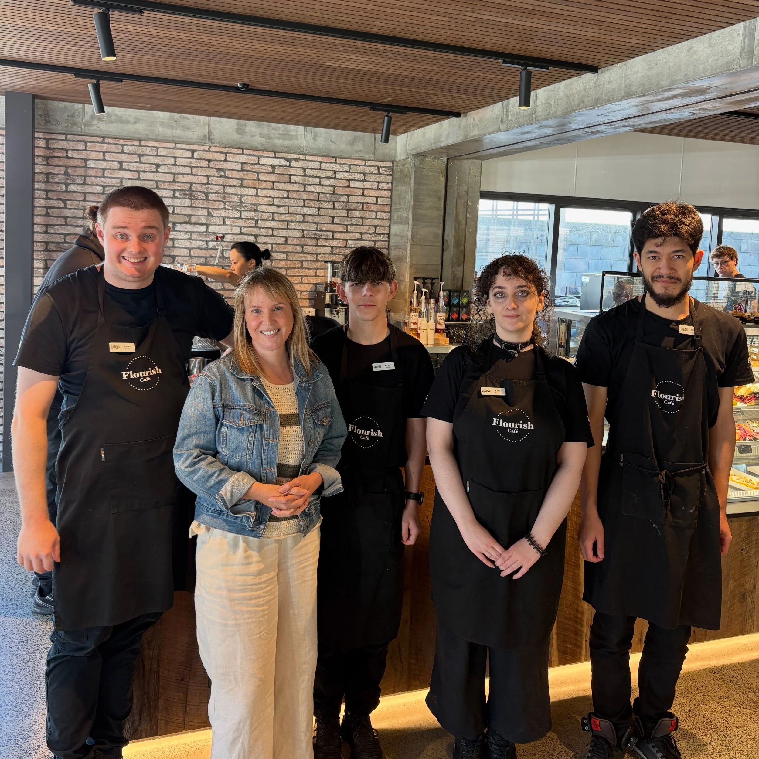 Our wonderful ambassador @angebloomfield stopped by @flourish.takapuna for a bite to eat, and to catch up with our trainees! 🩵🧁