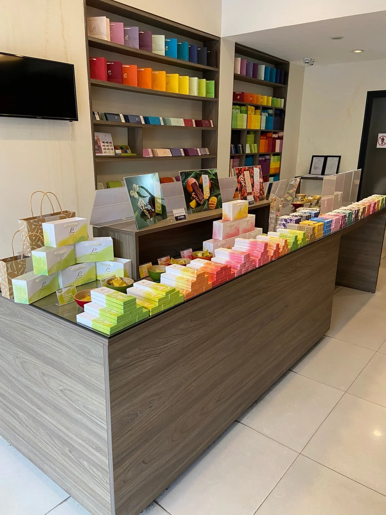 ハノイのPheva(フェヴァ)チョコレート店内。新フレーバーのチョコレートが並ぶ、カラフルで洗練された人気お土産ショップ(2025年撮影)