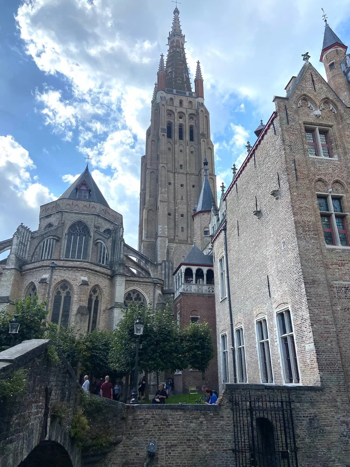 ベルギー・ブルージュの聖母教会の塔を散策中に見上げた写真