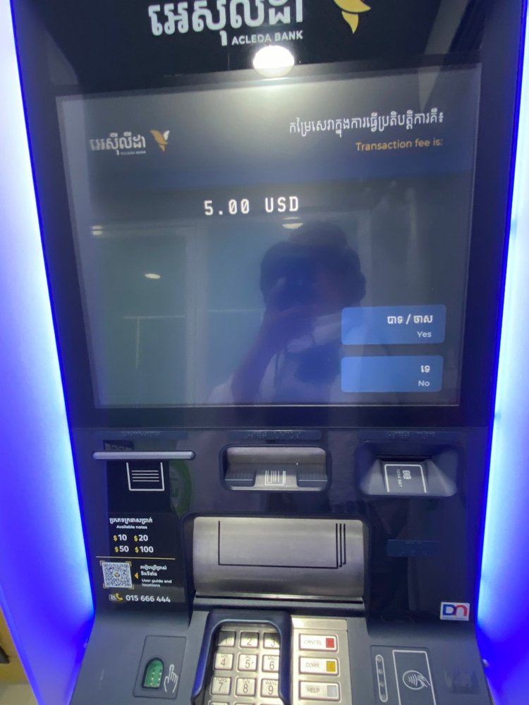 ACLEDA Bank ATMで5ドルの取引手数料が表示された画面