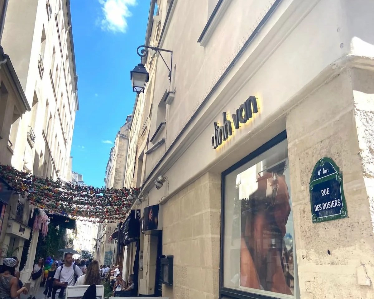 パリ・マレ地区 ロジエ通りの街並み ファラフェル店が並ぶ通り