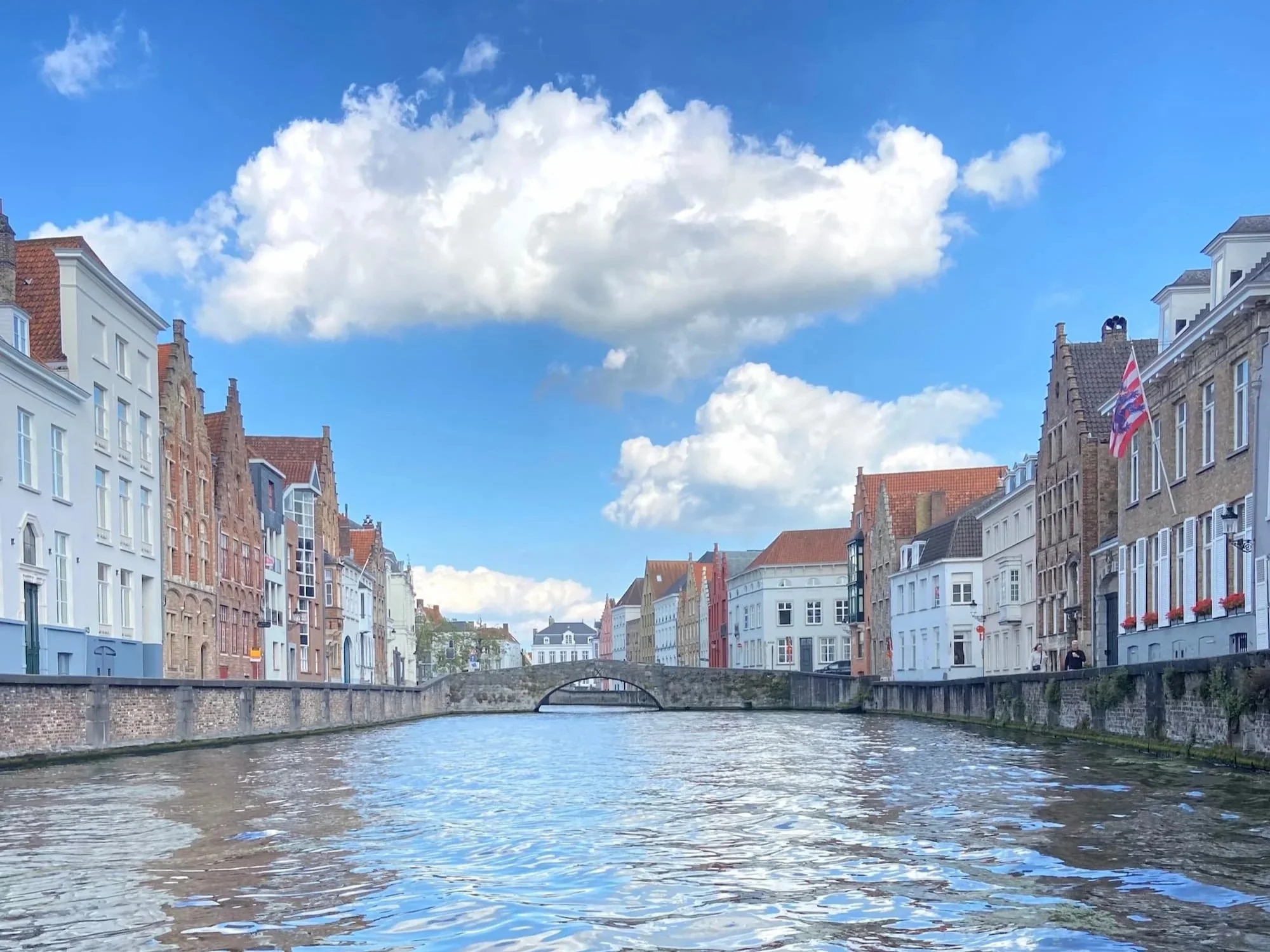 ベルギー・ブルージュの運河クルーズから眺める美しい街並み