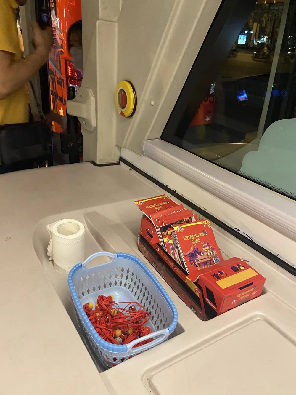 乗車後にイヤフォンを取る