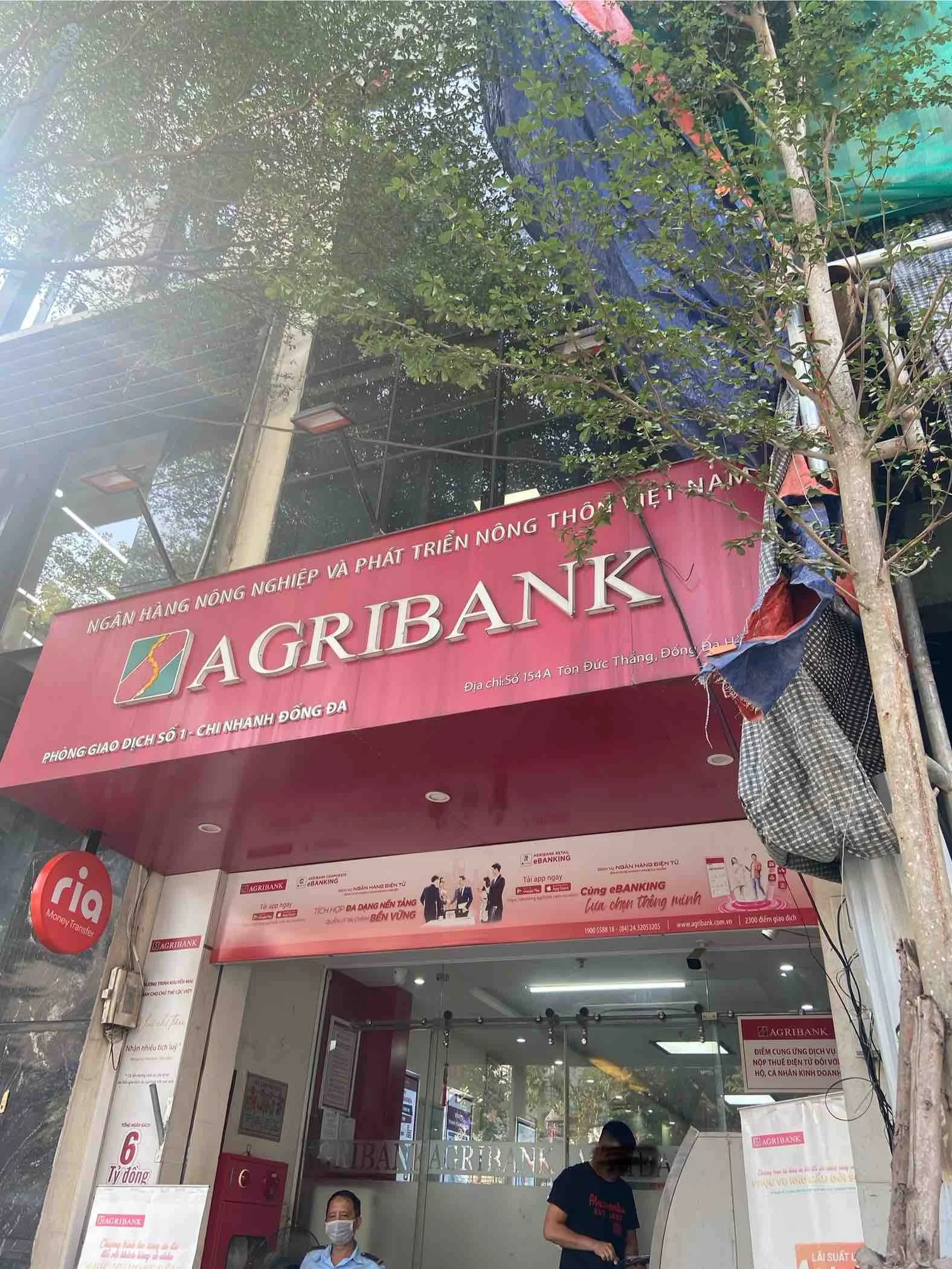 ベトナムでは銀行併設、警備員常駐のATMを利用するとカードが吸い込まれるなどのトラブル時に安心。