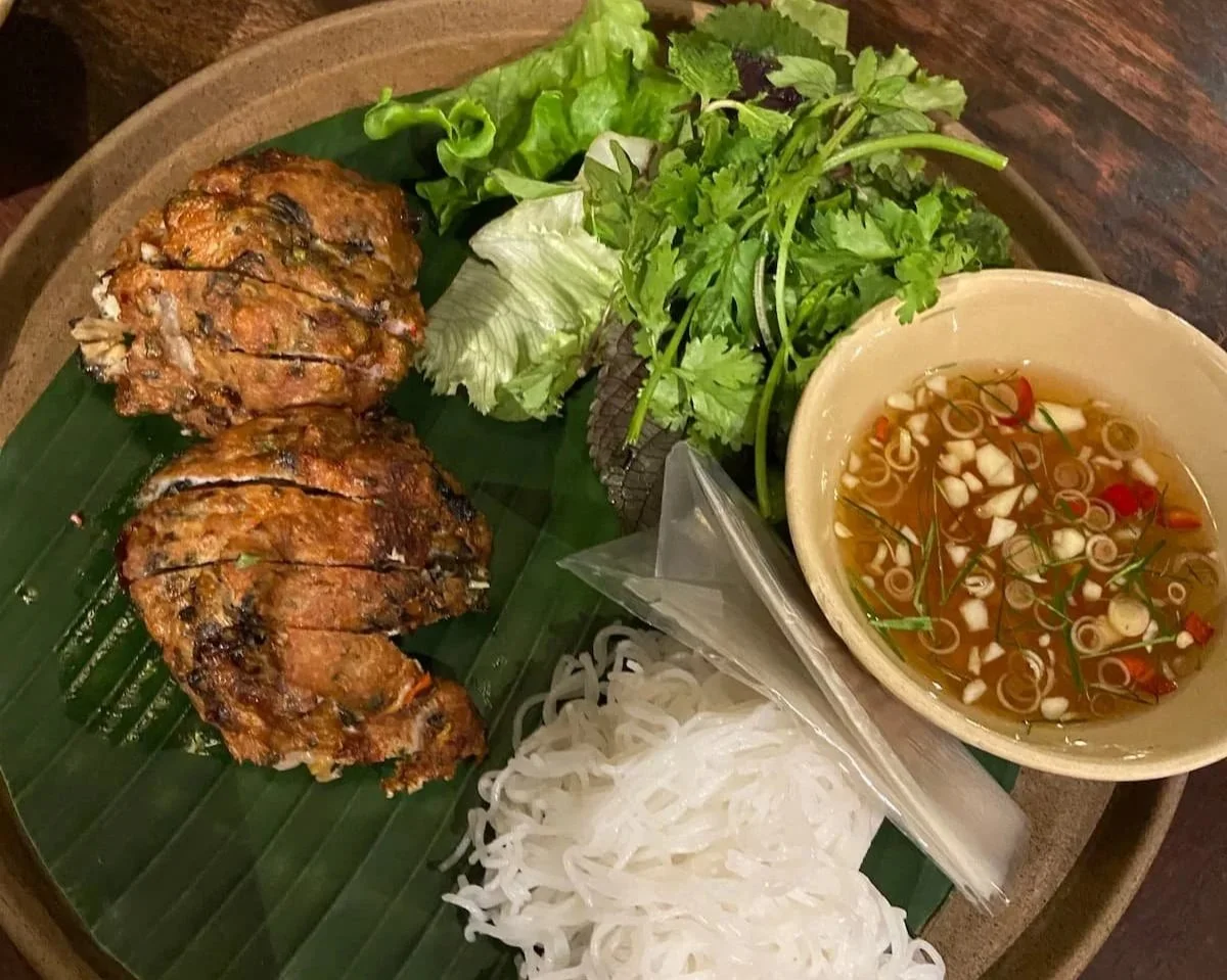 ハノイのミシュラン掲載レストラン Tầm Vị（タムヴィー）のChả ốc（タニシ入りレモングラスつくね）