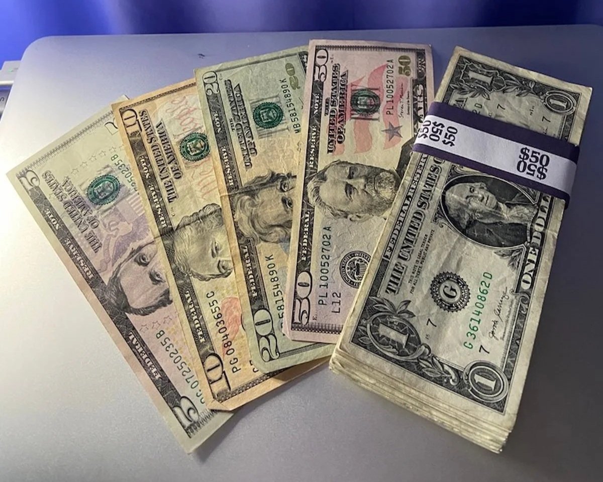 カンボジアで使用するために用意した米ドル紙幣