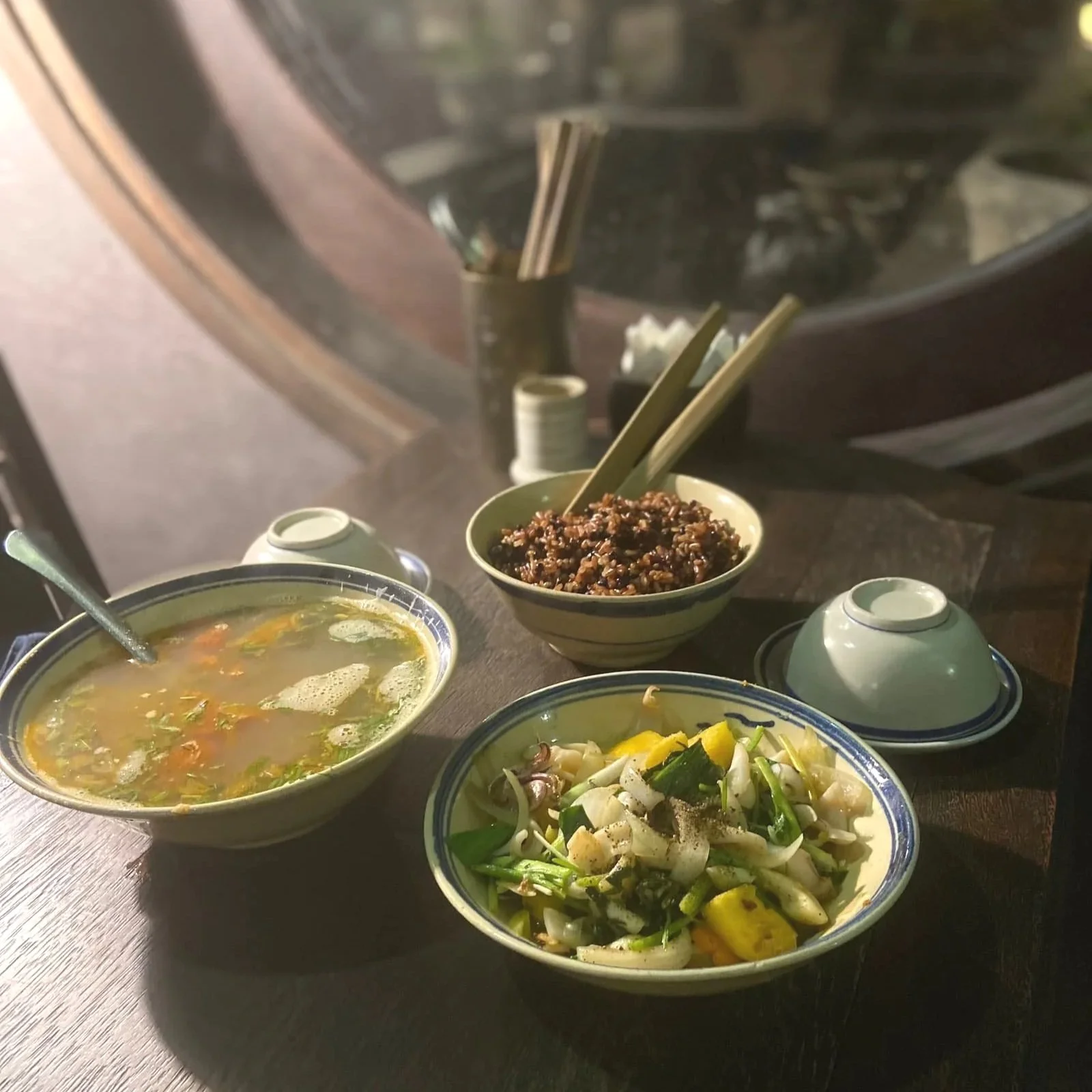 ハノイのミシュラン掲載レストラン Tầm Vị（タムヴィー）ベトナム北部の家庭料理の夕食（シジミスープ、黒豆入りの玄米、イカとパイナップル炒め）