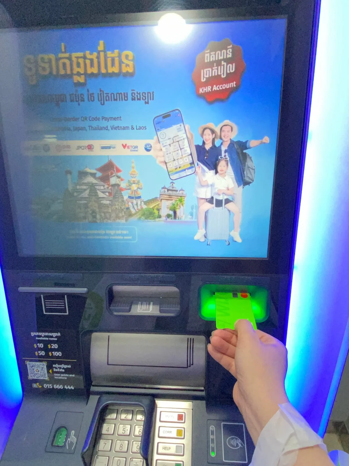 ACLEDA BankのATMにWiseデビットカードを挿入