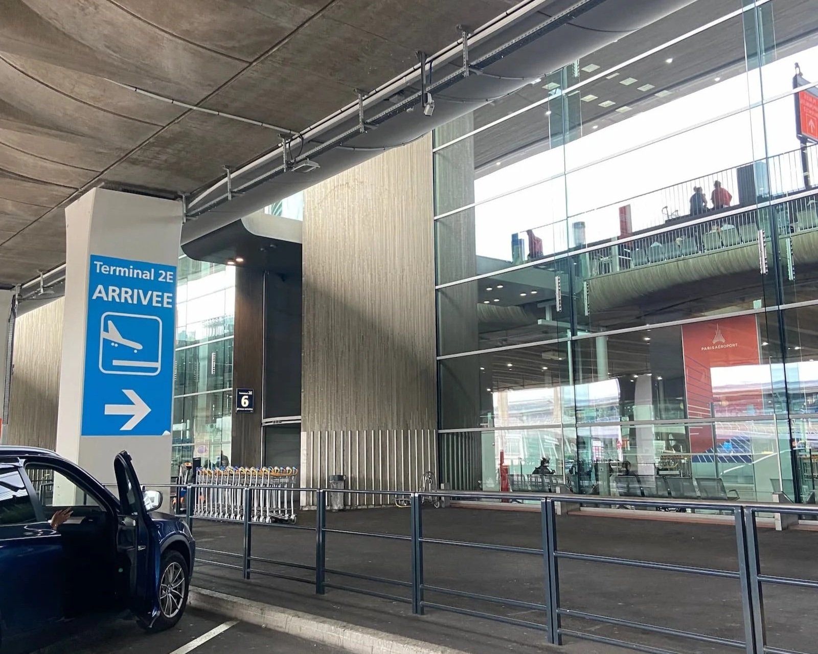 パリCDG空港ターミナル2E到着エリア。2022年にSIMカードで失敗したため、2023年はHolaflyのeSIM無制限データを利用