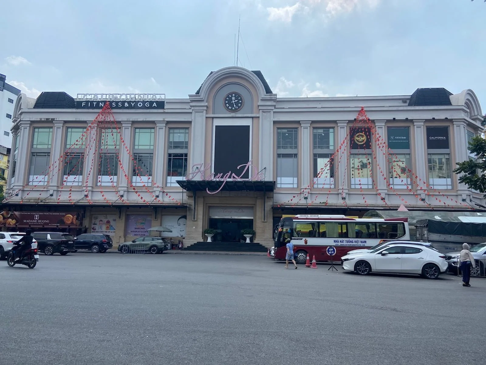 ベトナム・ハノイ旧市街のハンザ市場（Hàng Da Market）の外観。裏側のHà Trung（ハーチュン通り）に両替所QUỐC TRINH（クオック・チン）がある。