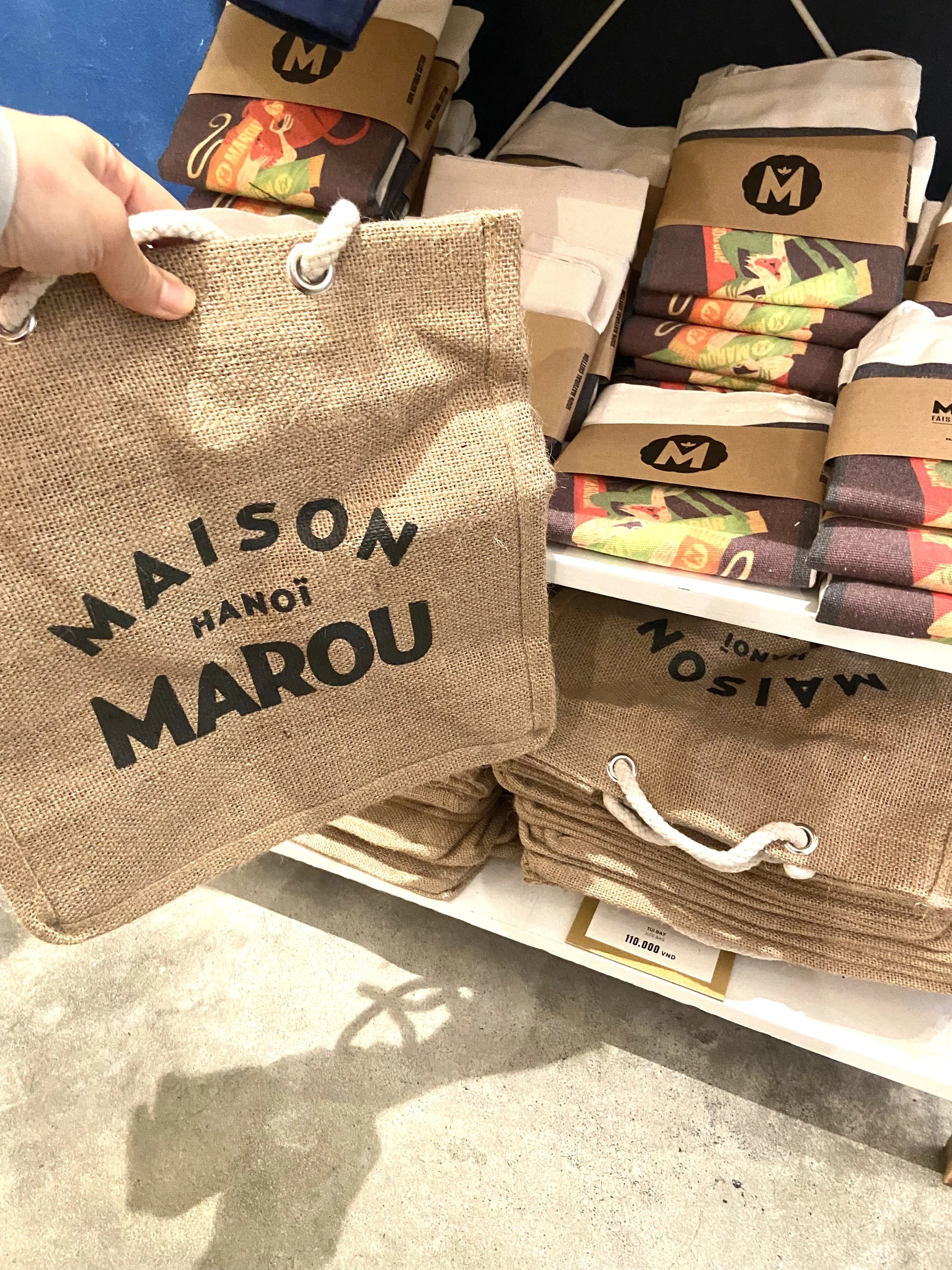 ベトナム発チョコレートブランド「MAROU（マルゥ）」のロゴ入り麻バッグ