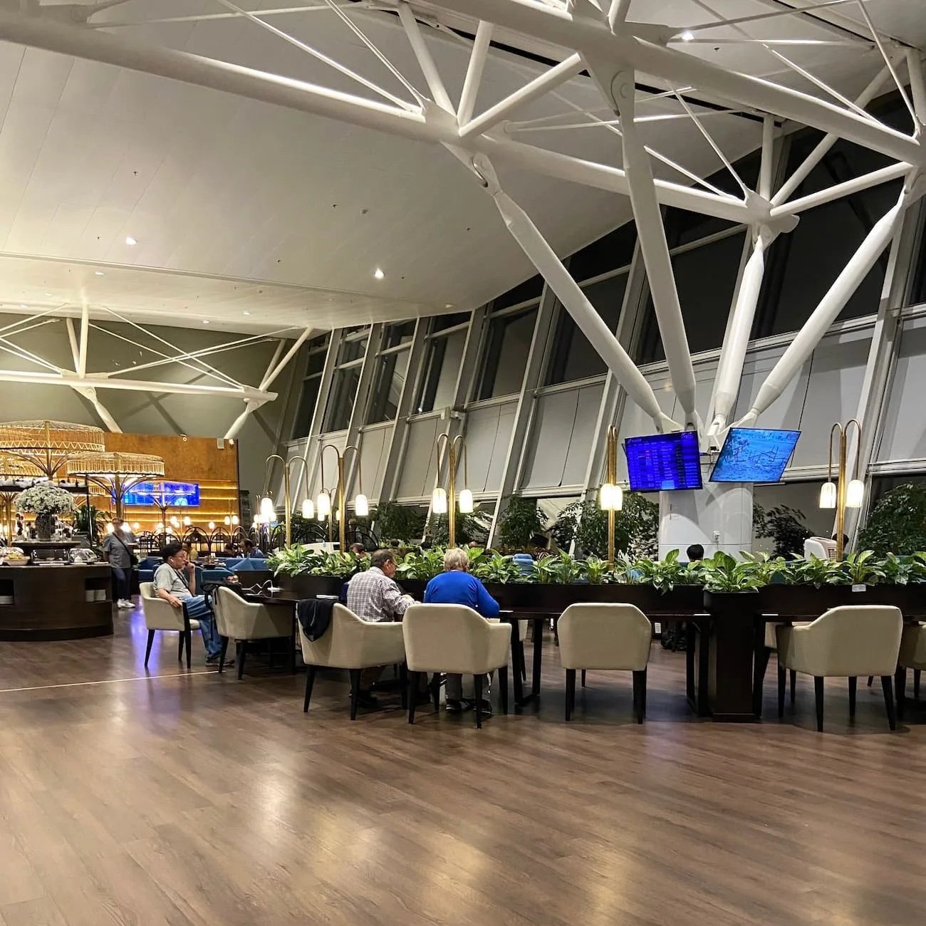 ベトナム  ハノイ・ノイバイ国際空港 SKY PREMIUM LOUNGE のラウンジ内観。広い座席エリアと落ち着いた雰囲気