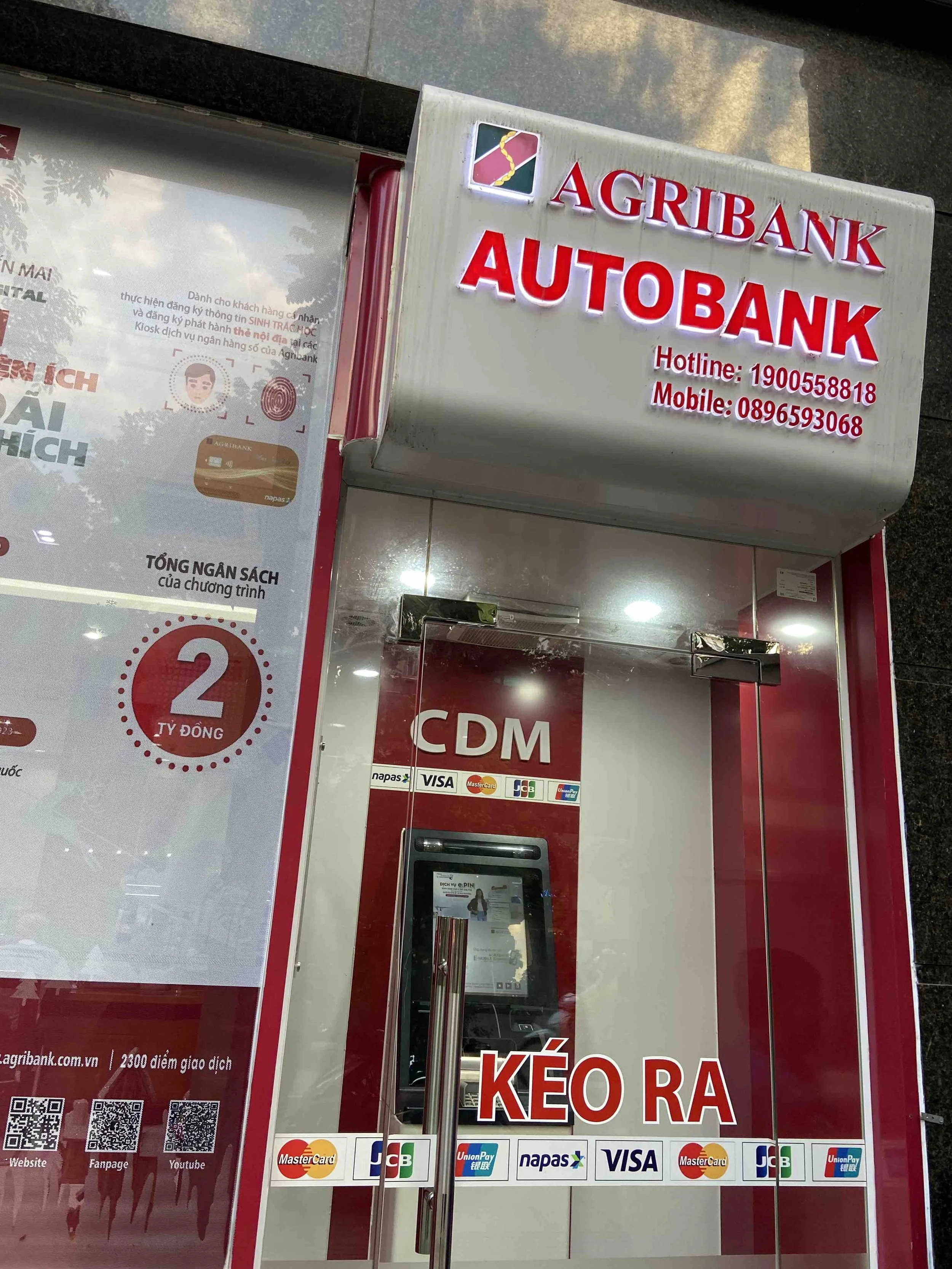 ベトナムでATMを利用。VISA,Mastercard,JCBのロゴがあるATMを選ぶ。