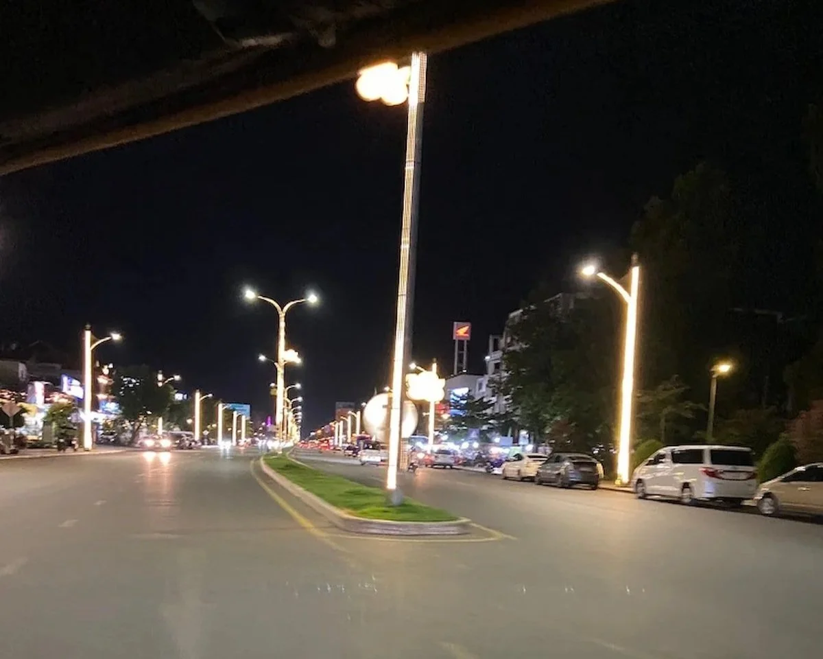 夜のシェムリアップ市内の道路