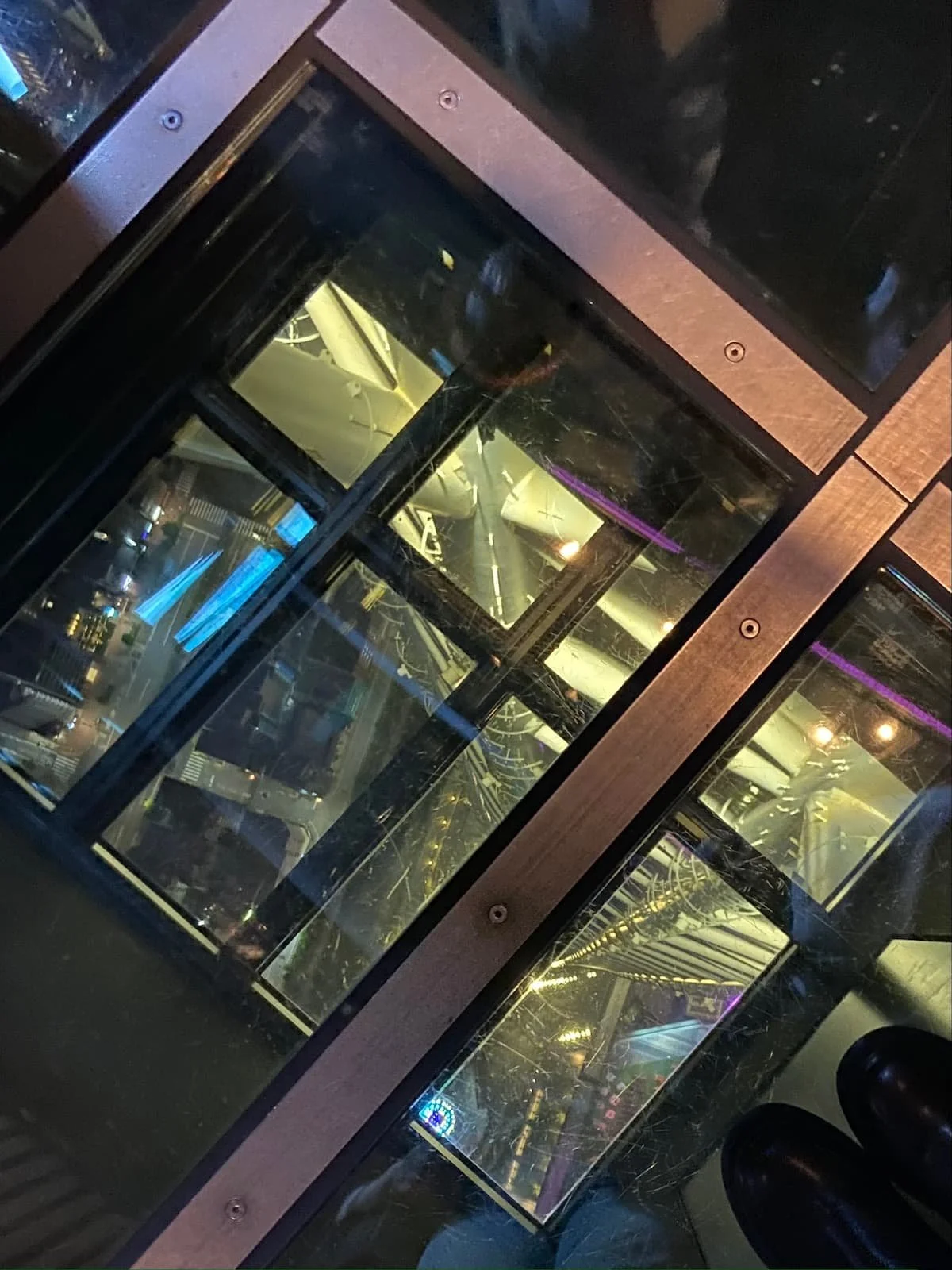 展望デッキフロア340mのガラス床。厚さ12mmの強化ガラスを4枚重ねた床の上からスカイツリーの鉄骨を眺める