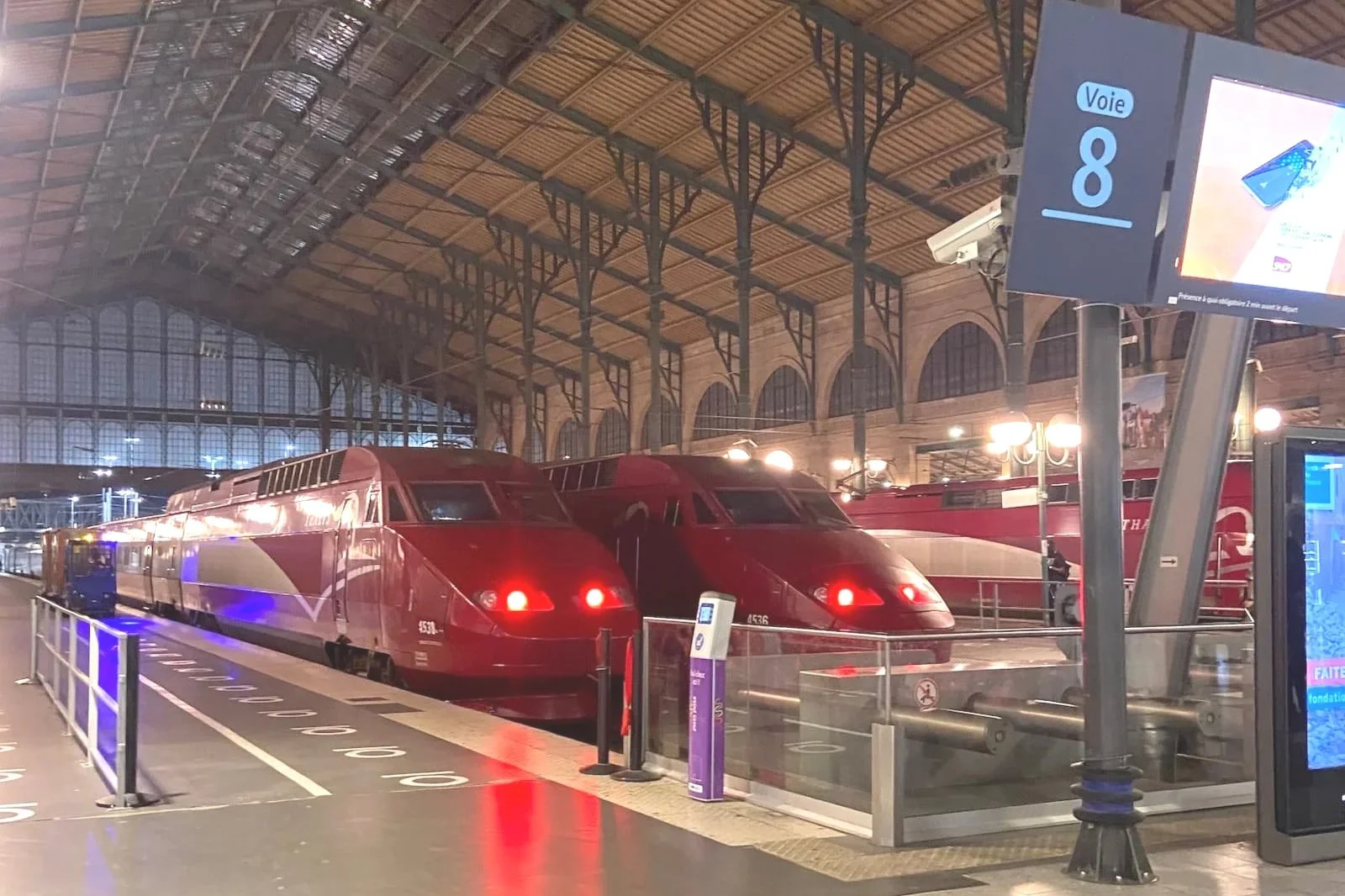 パリ北駅のホームに停車中のユーロスター（旧タリス）