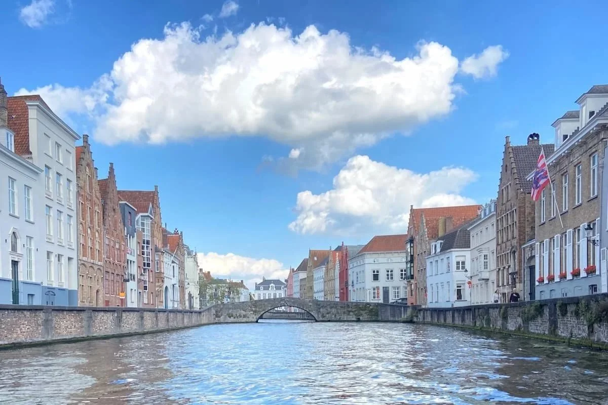 ベルギー・ブルージュ旧市街の運河と街並み