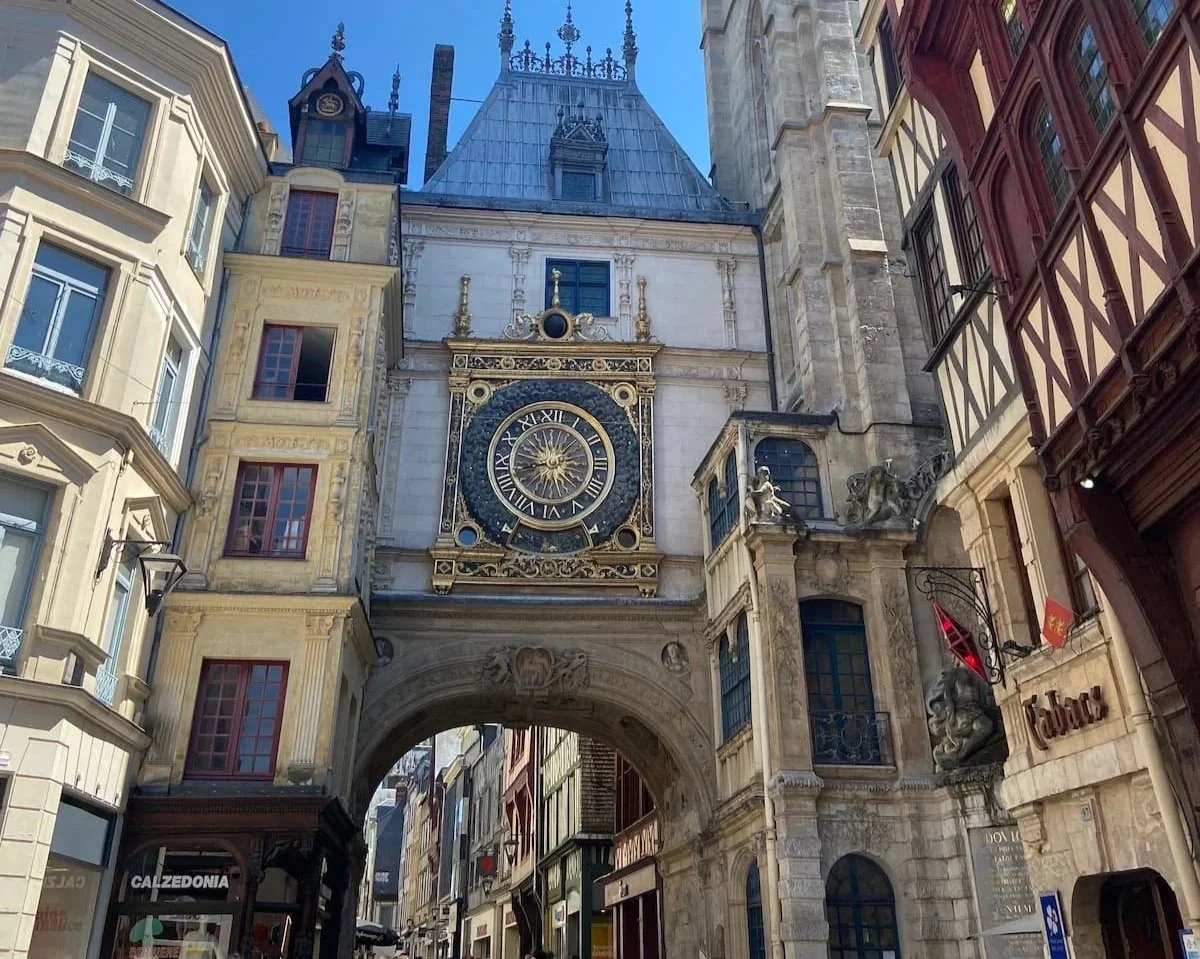 フランス・ルーアンの大時計通り。