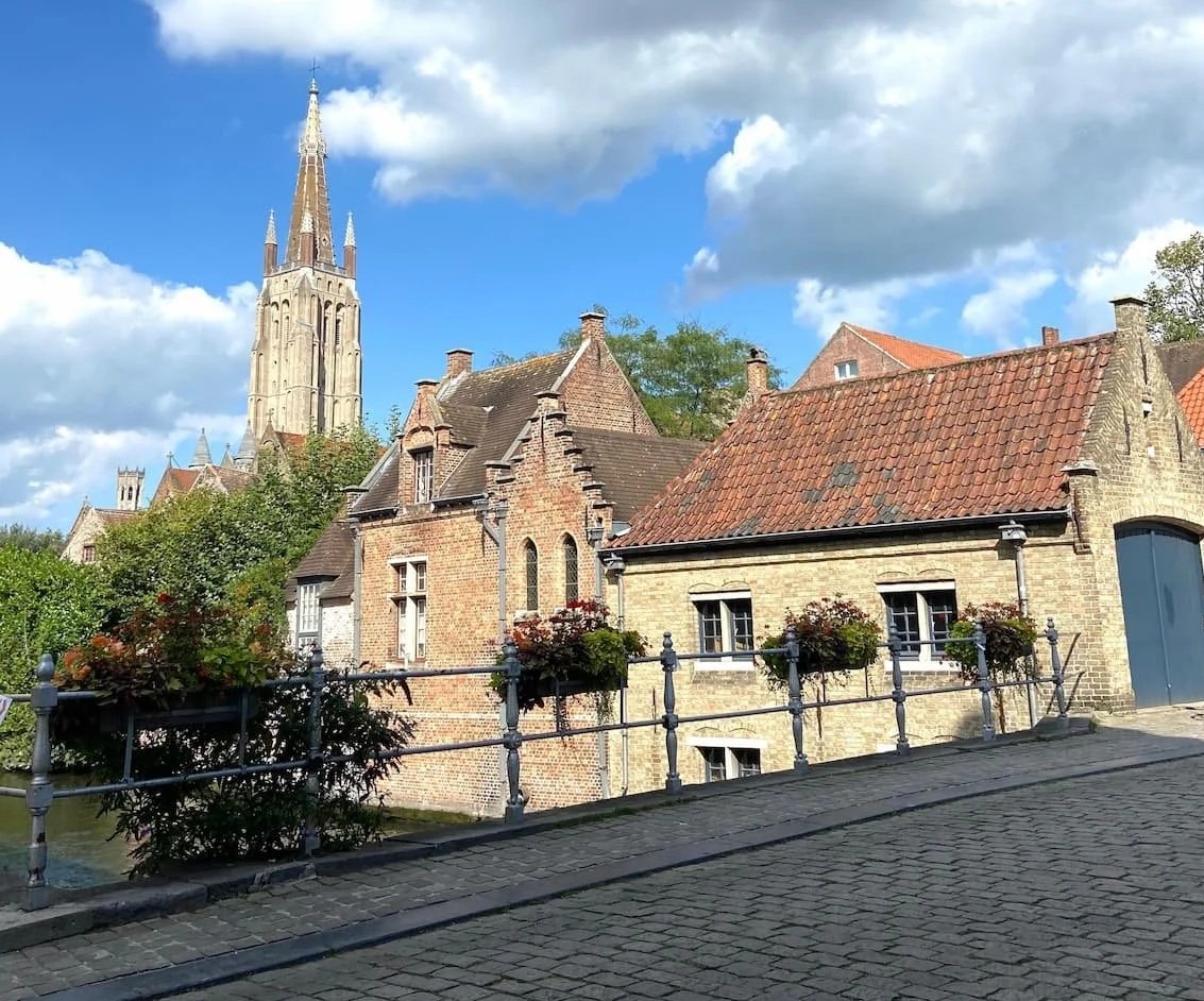 ベルギー・ブルージュの中世の街並みと鐘楼