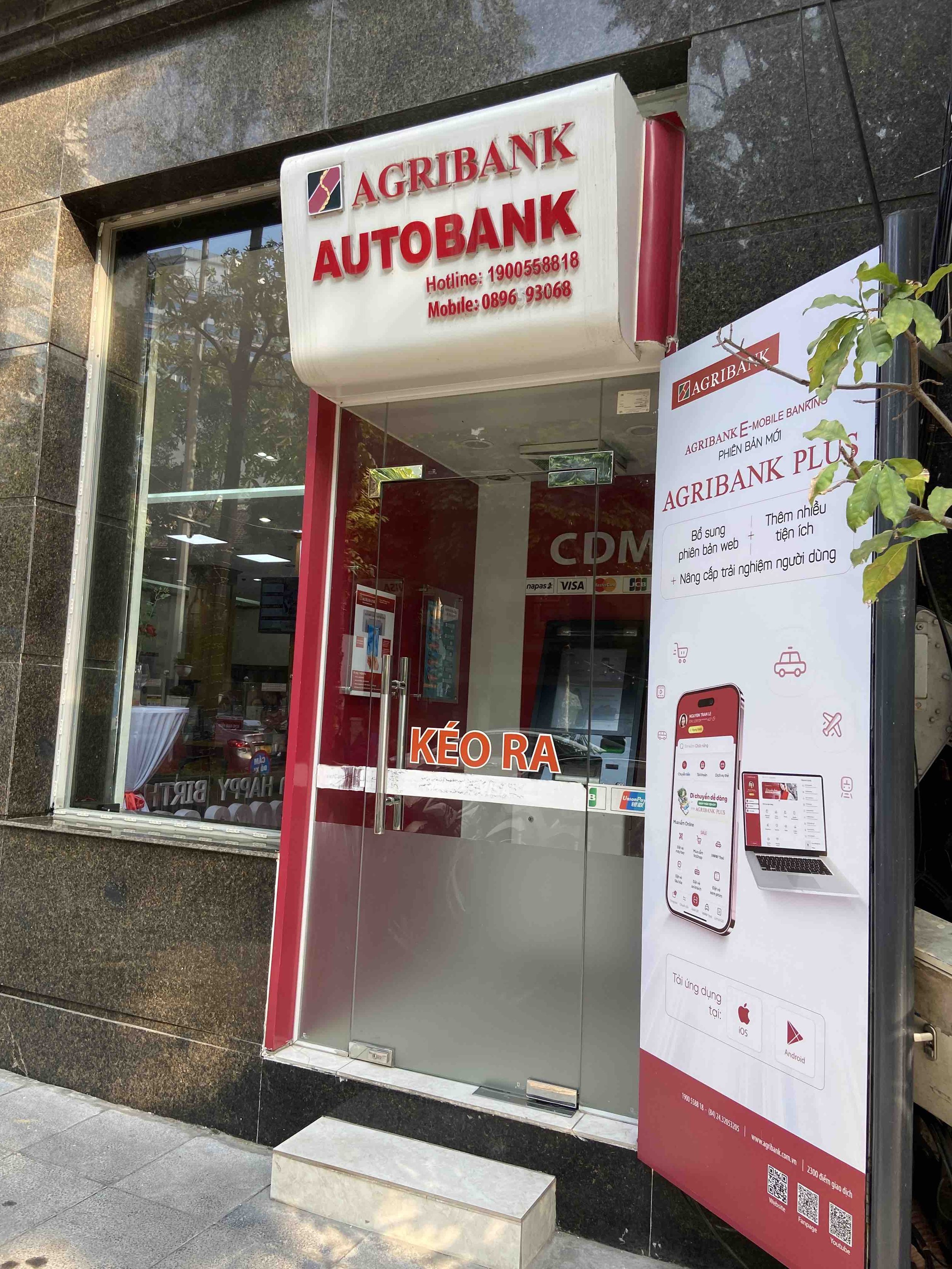AGRIBANK ホアンキエム ハノイのATM 銀行脇に設置してあるため安心