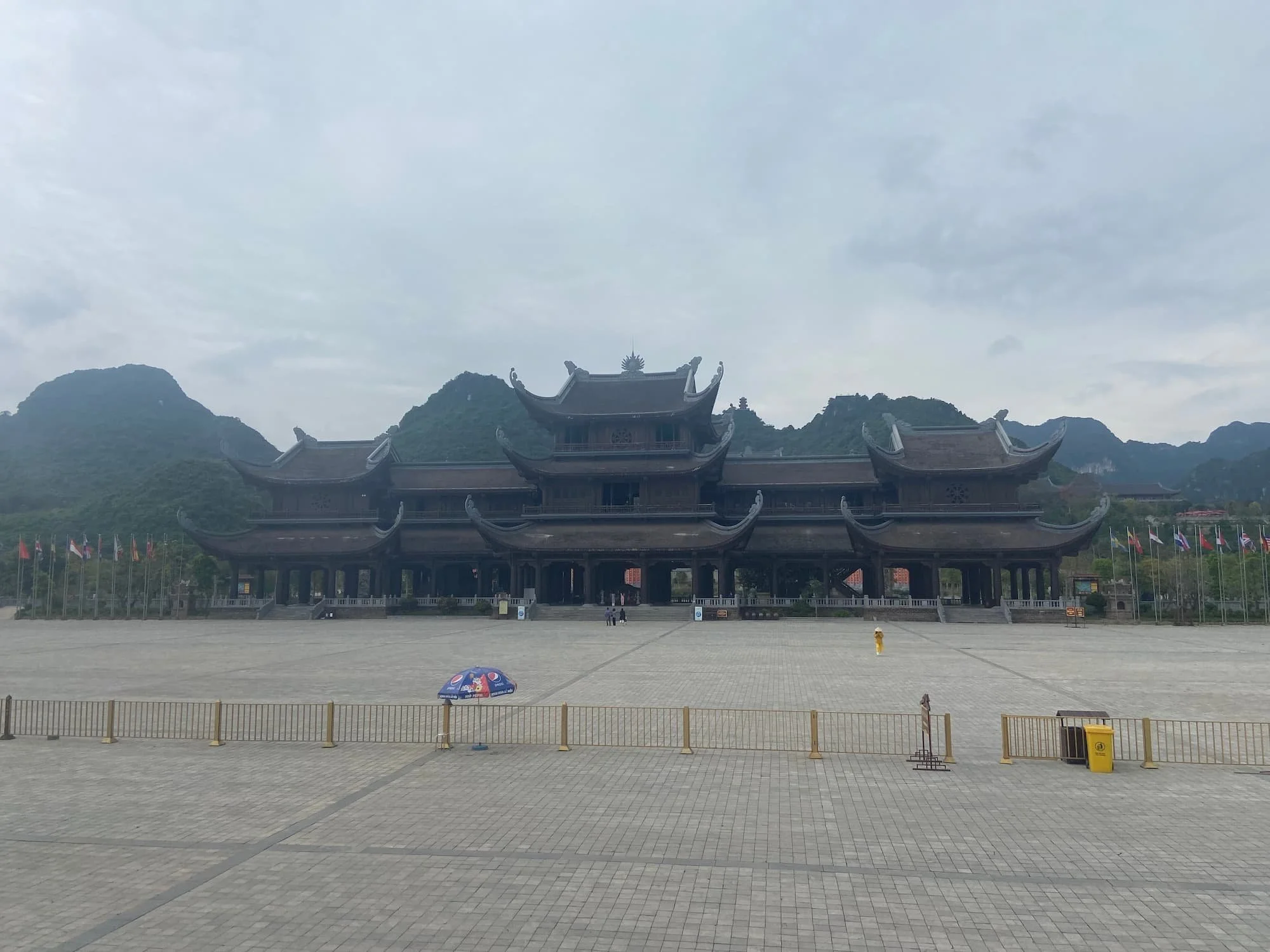 船を降りた場所から見たタムチュック寺（Tam Chuc）の入口建物