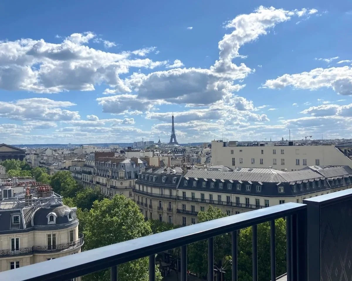 ギャラリー・ラファイエットのテラス席から見たパリの街並みとエッフェル塔