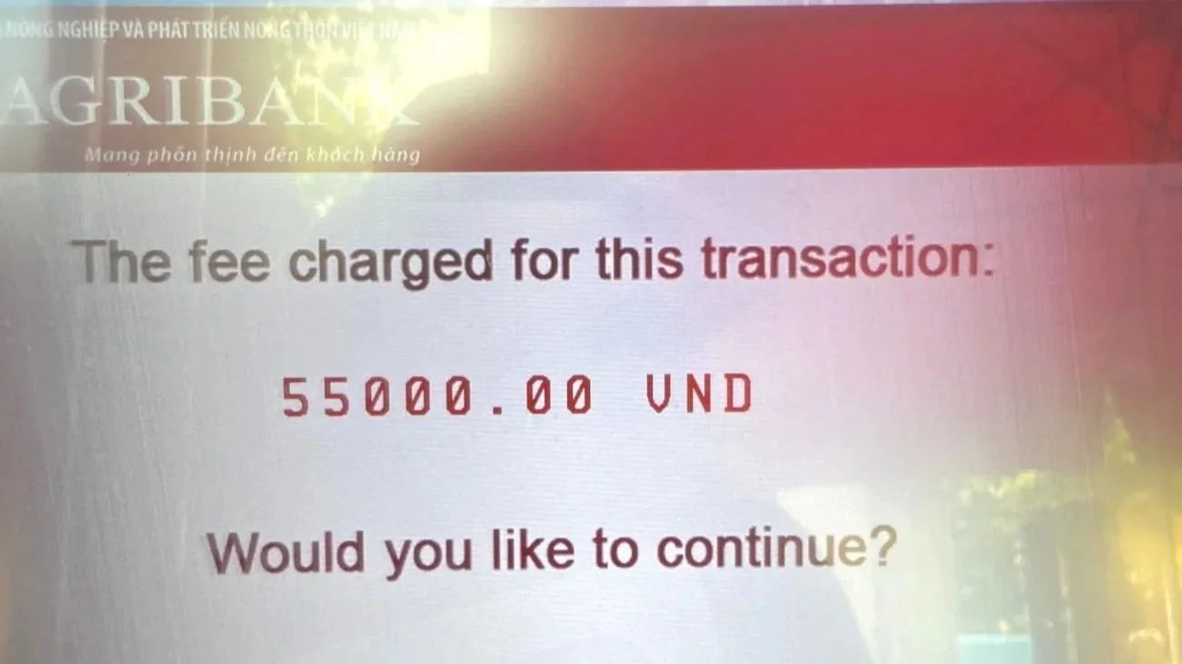 AGRIBANKのATM画面に手数料55,000VNDが表示。Wiseデビットカード利用、ハノイ市内で2025年9月に実測。