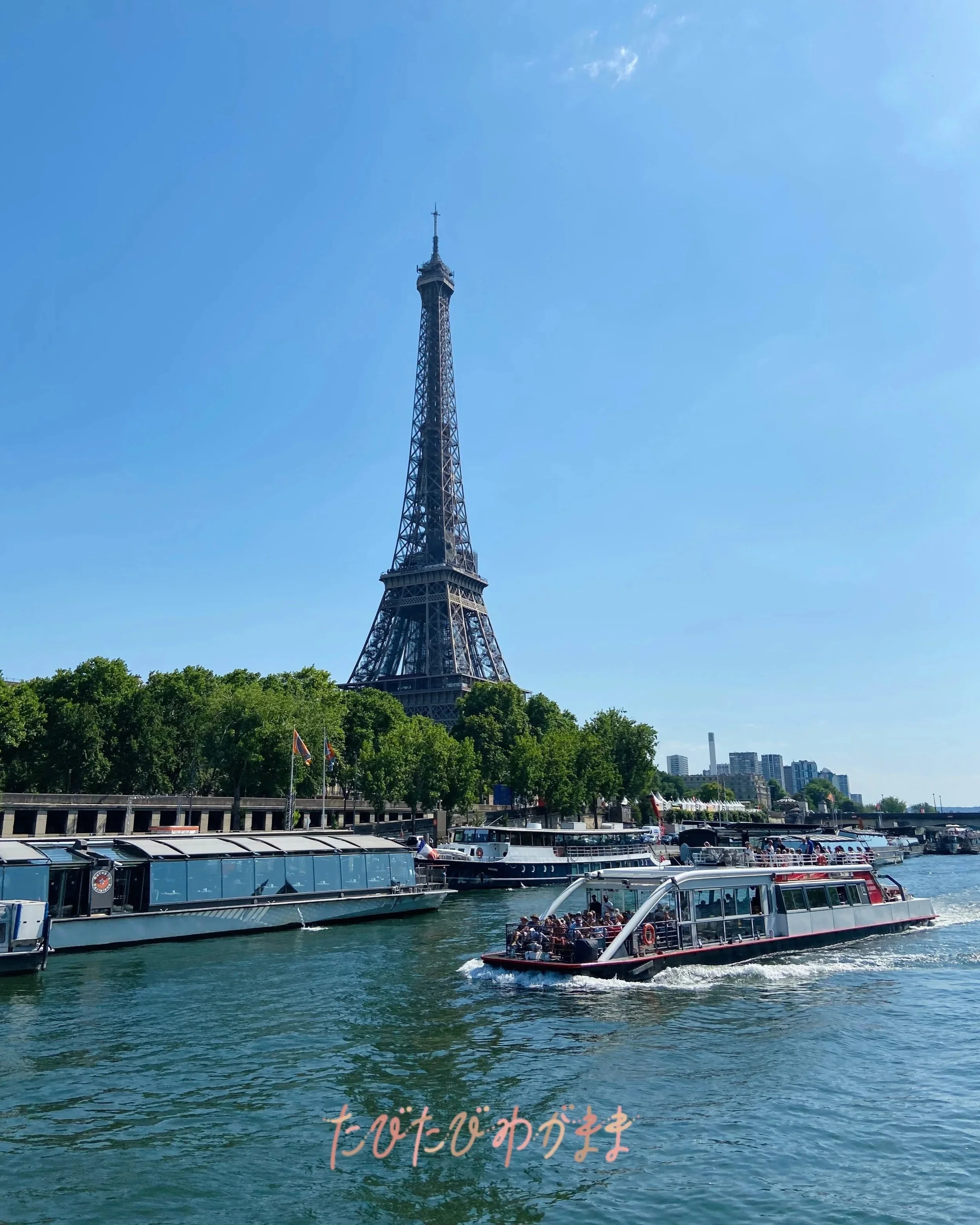 パリ セーヌ川クルーズ バトー・ムッシュ（Bateaux Mouches）船上から撮影したエッフェル塔