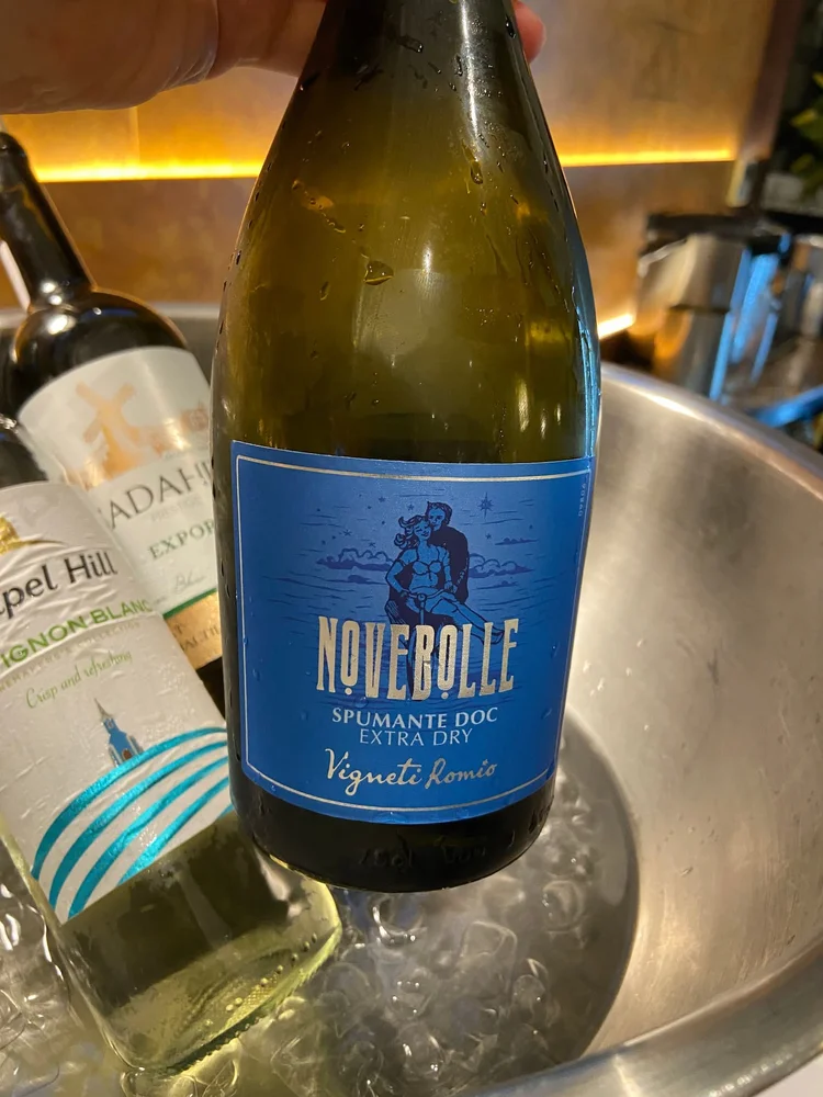 ノイバイ国際空港 SH Premium Lounge のワインやウイスキーなどセルフで楽しめる。イタリア産のスパークリングワイン「NOVEBOLLE」