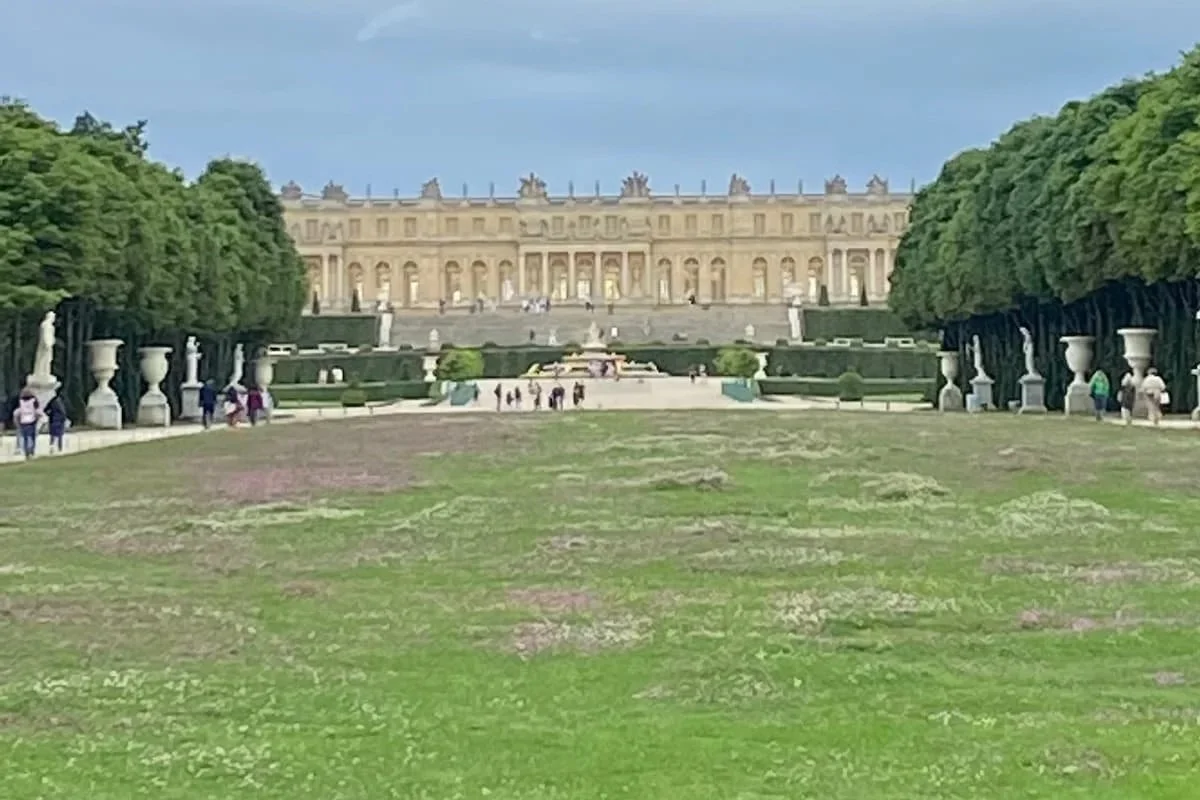 ヴェルサイユ宮殿の庭園と宮殿正面の眺め