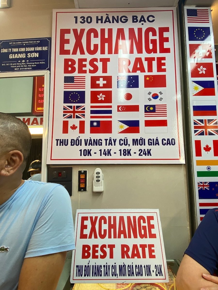 ベトナム・ハノイ旧市街のHàng Bạc（ハンバック通り）にある両替所GIANG SƠN（ザンソン）の「EXCHANGE BEST RATE」と書かれた外貨両替の看板。