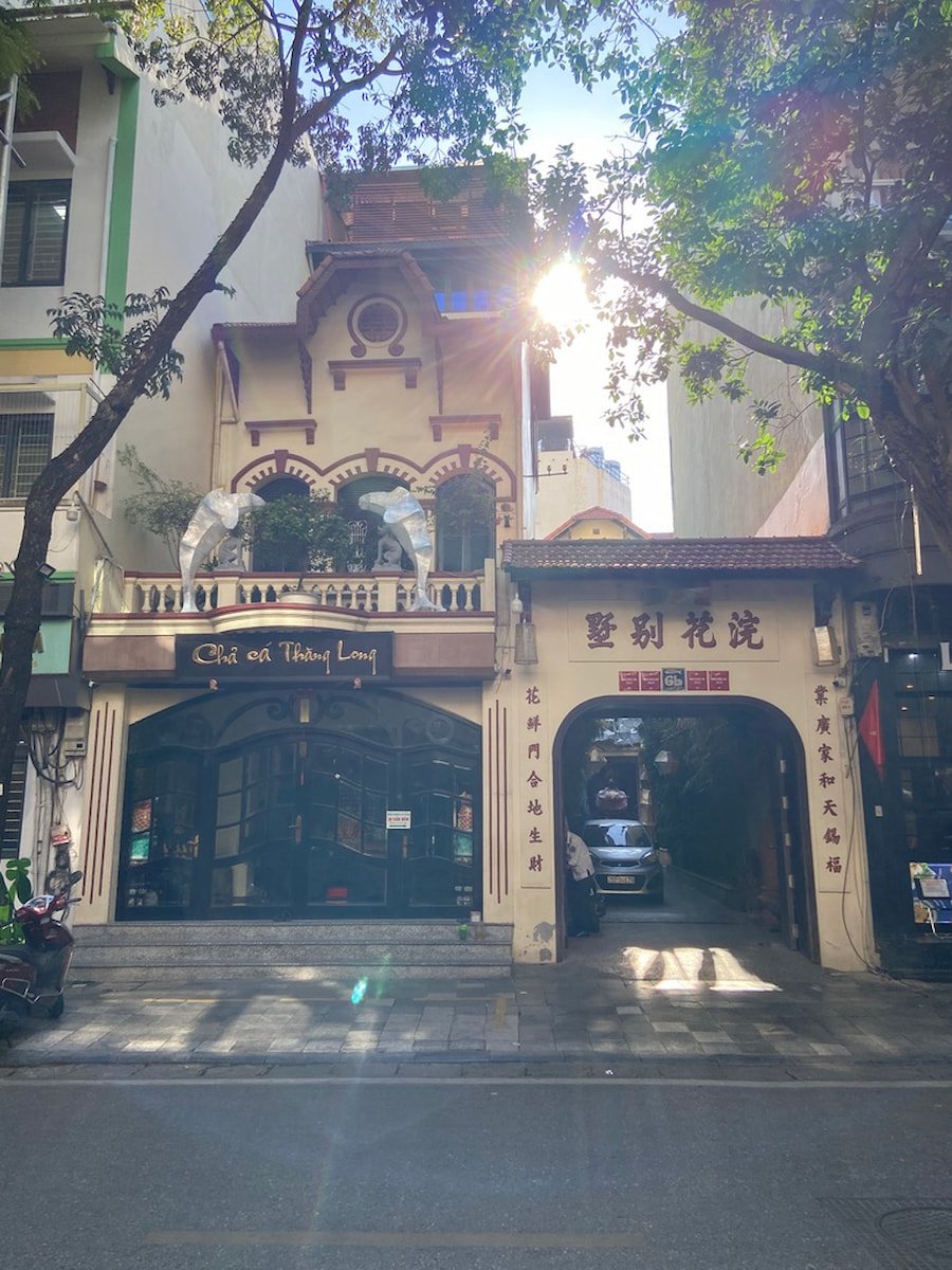 ハノイ旧市街にあるチャーカー・タンロン6B店の外観。通りに面した歴史を感じる建物と店舗入口。
