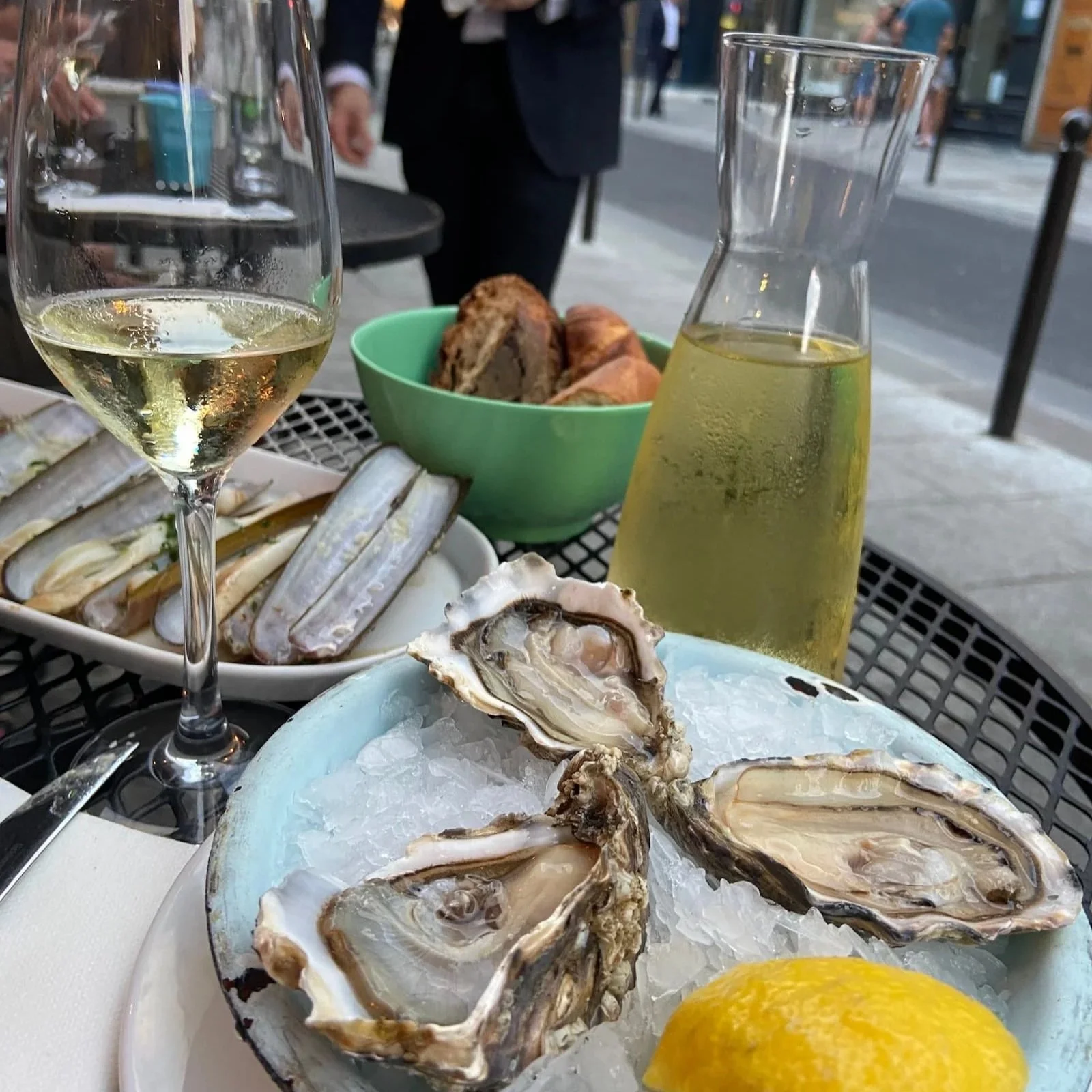 パリ6区サンジェルマンデプレのシーフードレストランHuguetteの生牡蠣とマテ貝。白ワインとともに。