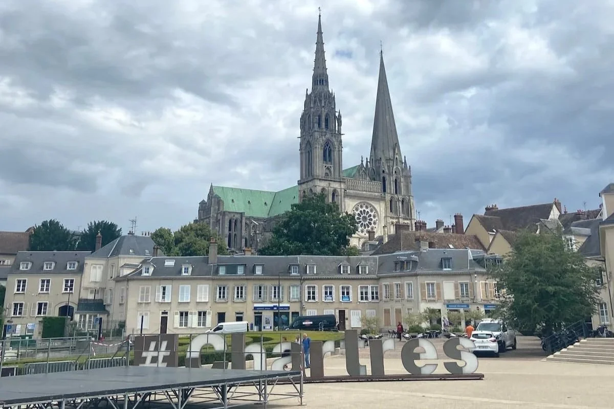 フランス・シャルトルの街並みと大聖堂を遠くに望む風景