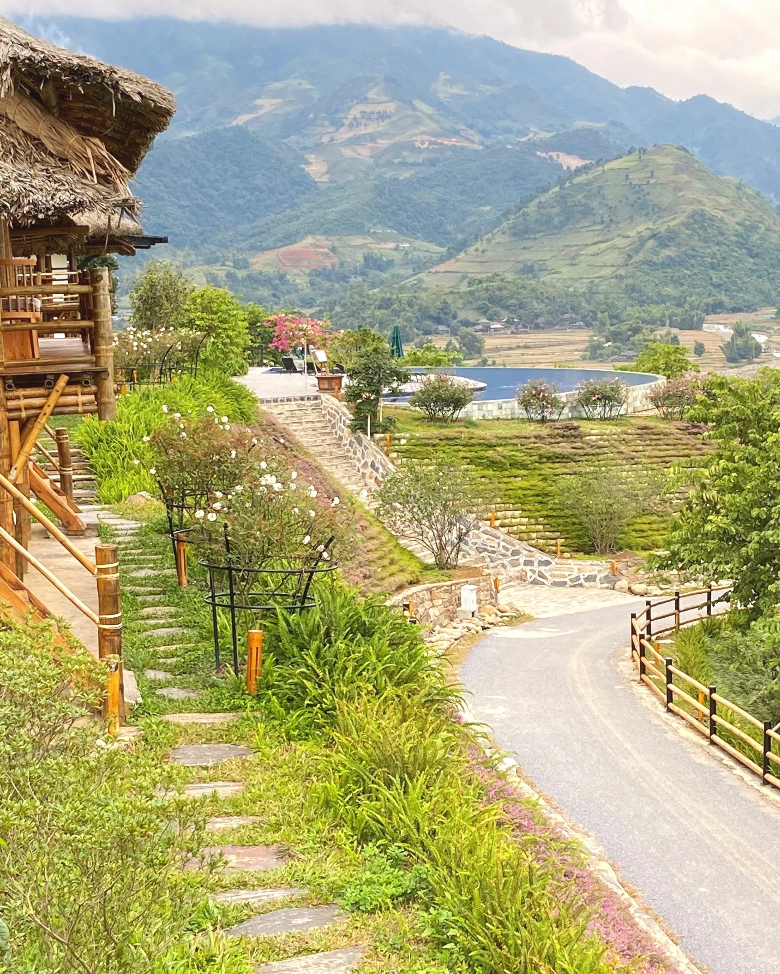 ベトナム・イエンバイの温泉リゾート「Le Champ Tu Le Resort」バンブーコテージから見える山々と屋外プールエリアの風景