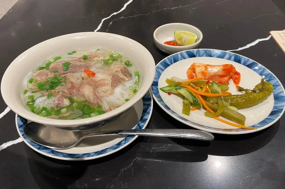 ハノイ・ノイバイ国際空港 第2ターミナル SH Premium Lounge Ha Noi 3で提供している牛肉フォー。